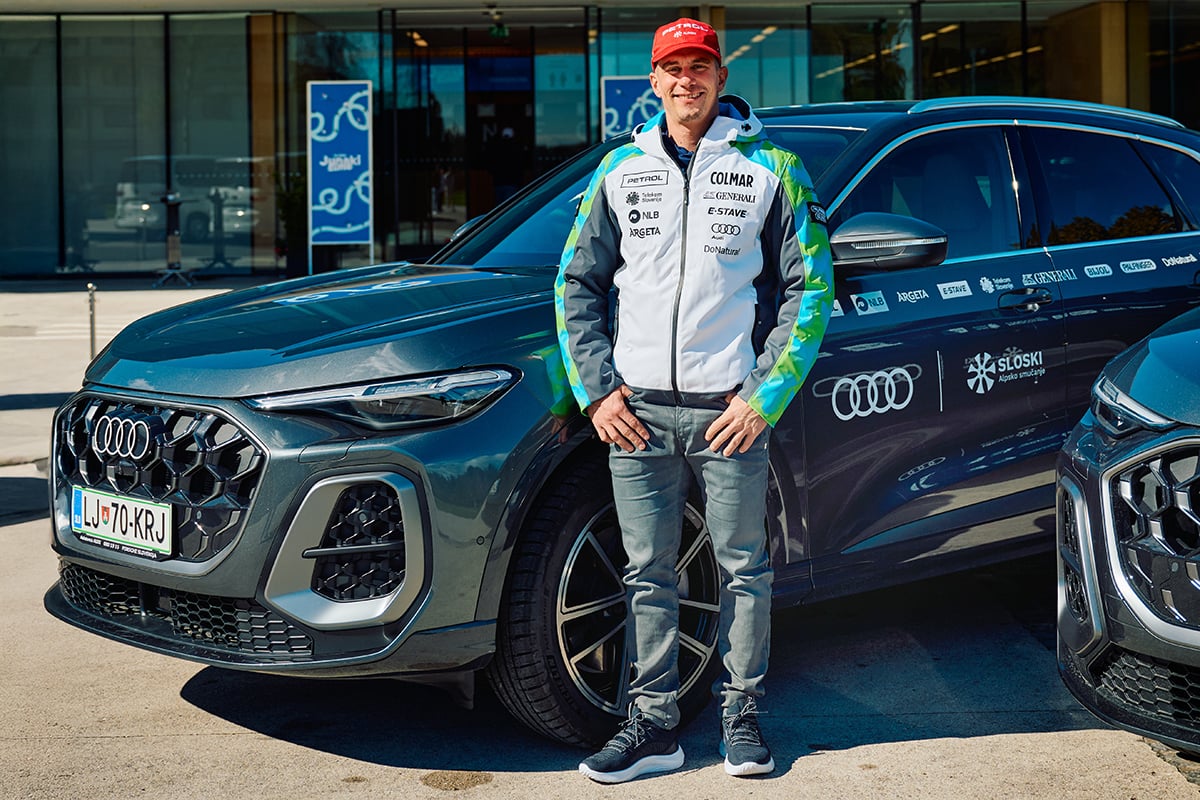 Žan Kranjec stoji pred avtomobilom Audi Q5.