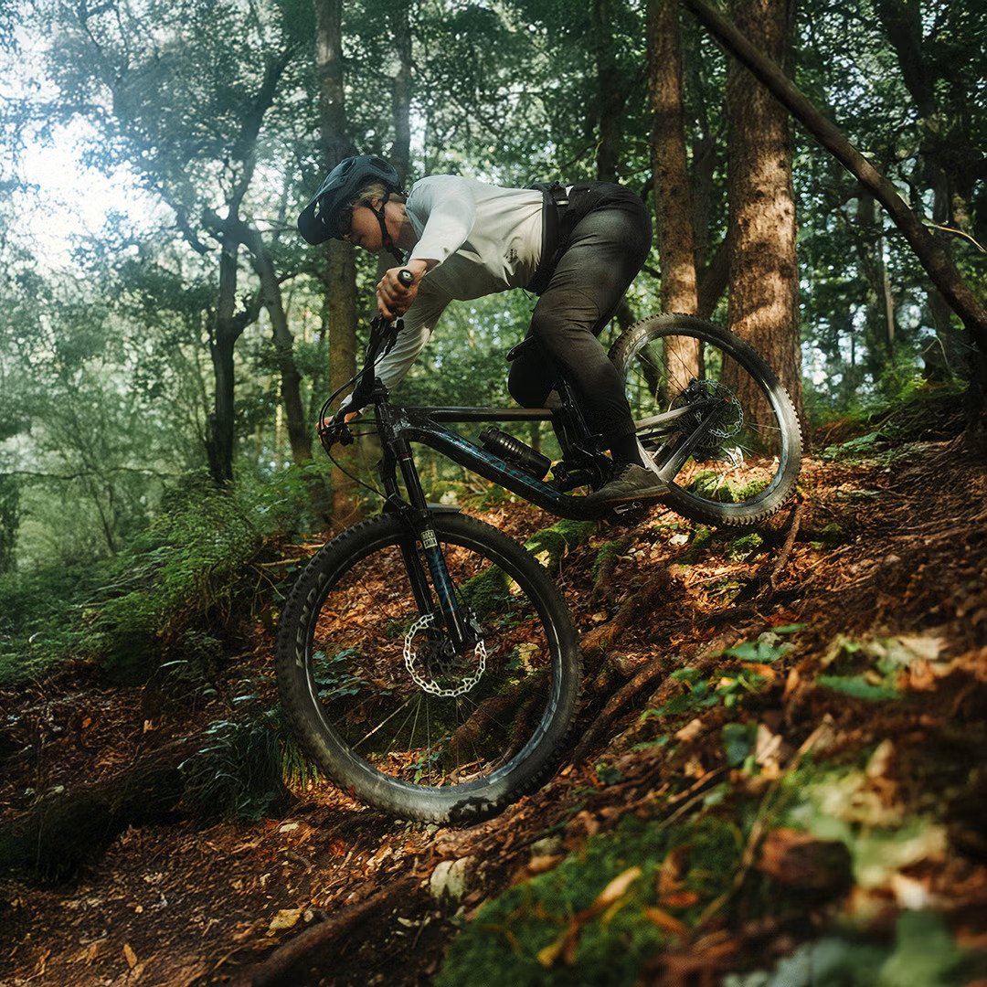 Lissi Lanz na gorskokolesarski vožnji po gozdu.