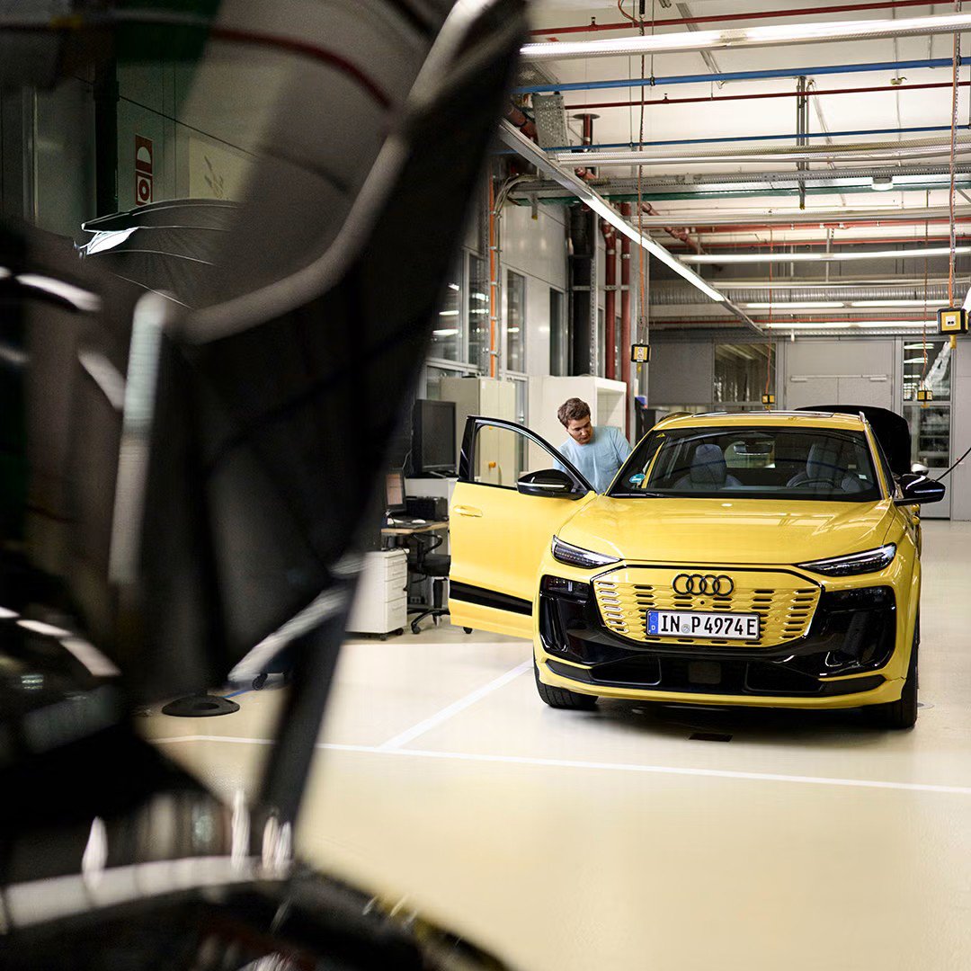 Jan Totz vstopa v rumeni Audi v delavnici.