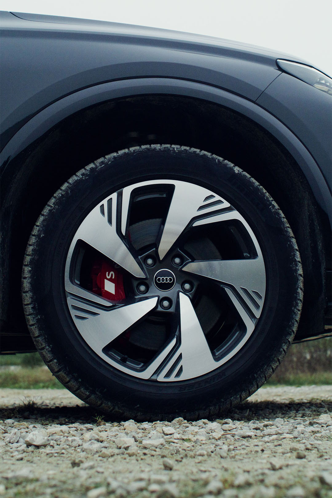 Sprednje kolo modela Audi SQ6 e-tron. Na rdeči zavorni čeljusti je viden logotip S. 