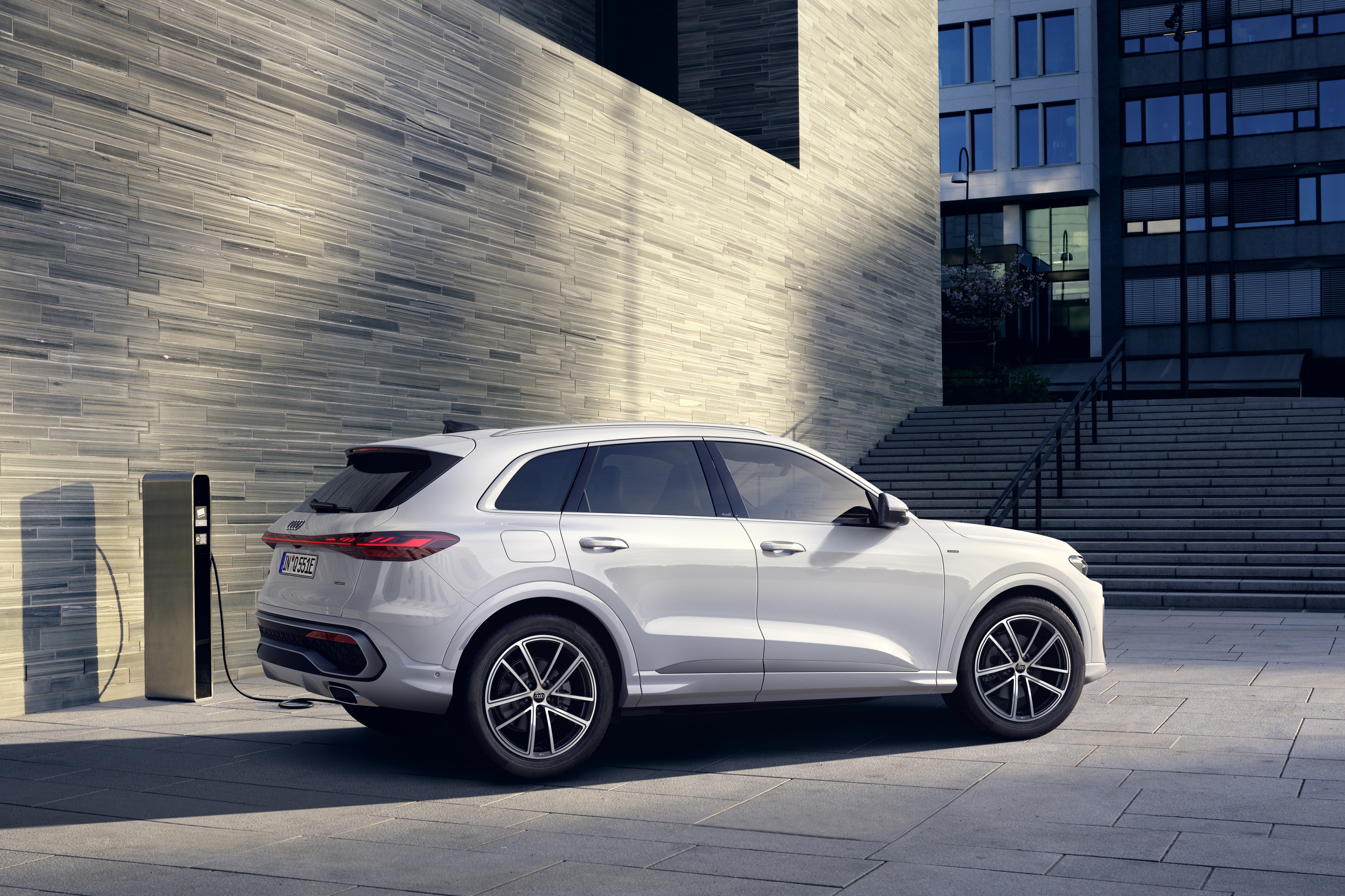 Audi Q5 SUV e-hybrid med polnjenjem.