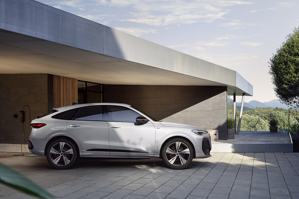 Audi Q5 Sportback e-hybrid ob električni polnilnici. 