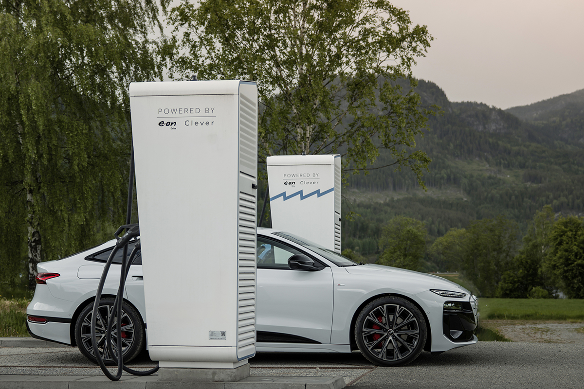 Audi A6 Sportback e-tron na polnilni postaji.