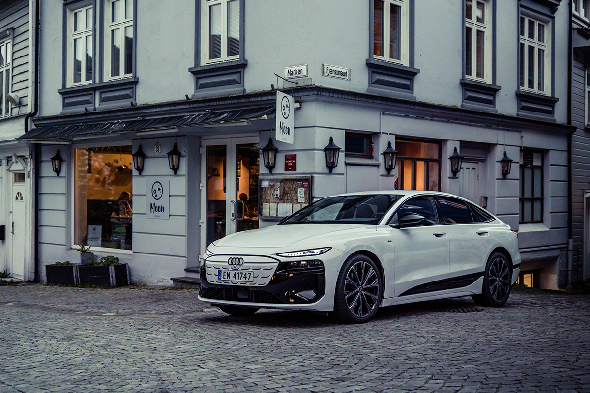 Bel Audi A6 Sportback e-tron performance pred hišo v Bergnu.