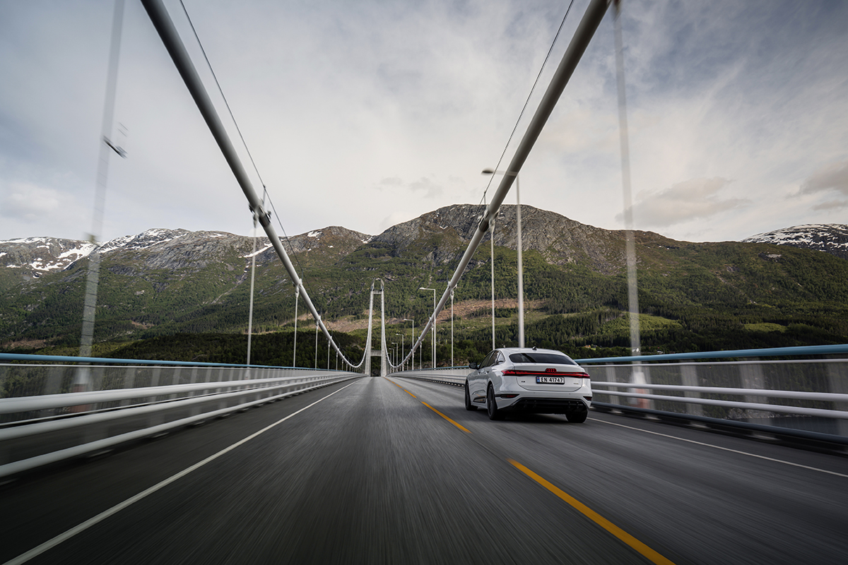 Audi A6 Sportback e-tron performance na mostu Hardanger na Norveškem.