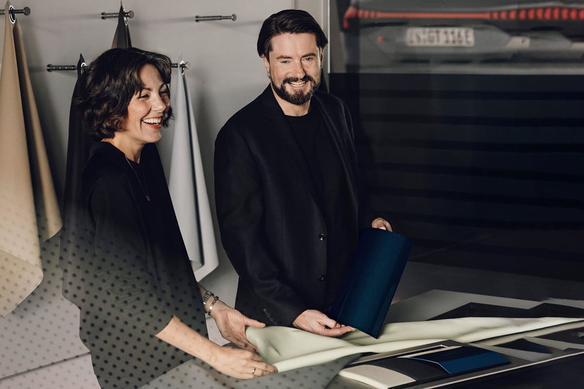 Andrea Haas in Stefan Bach pred steno z vzorci. 