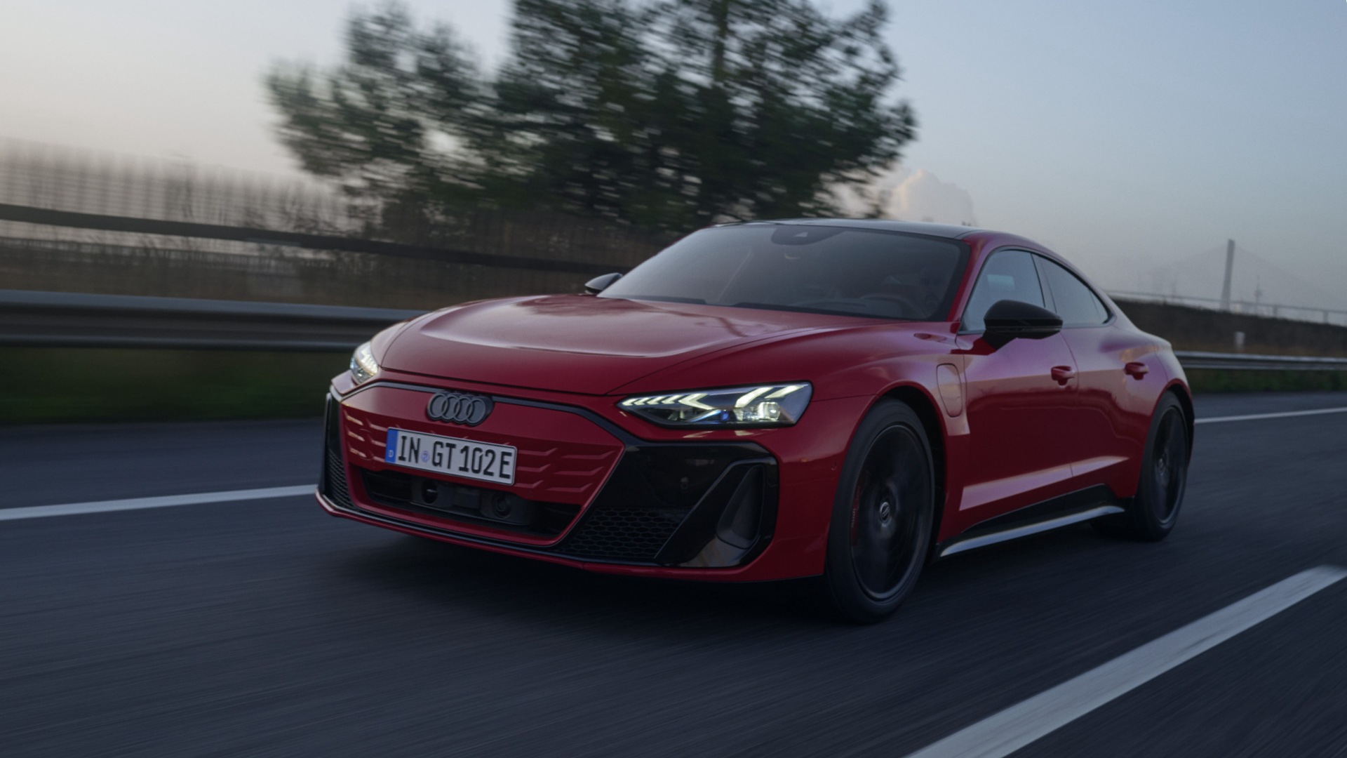Rdeči Audi e-tron GT quattro na poti.