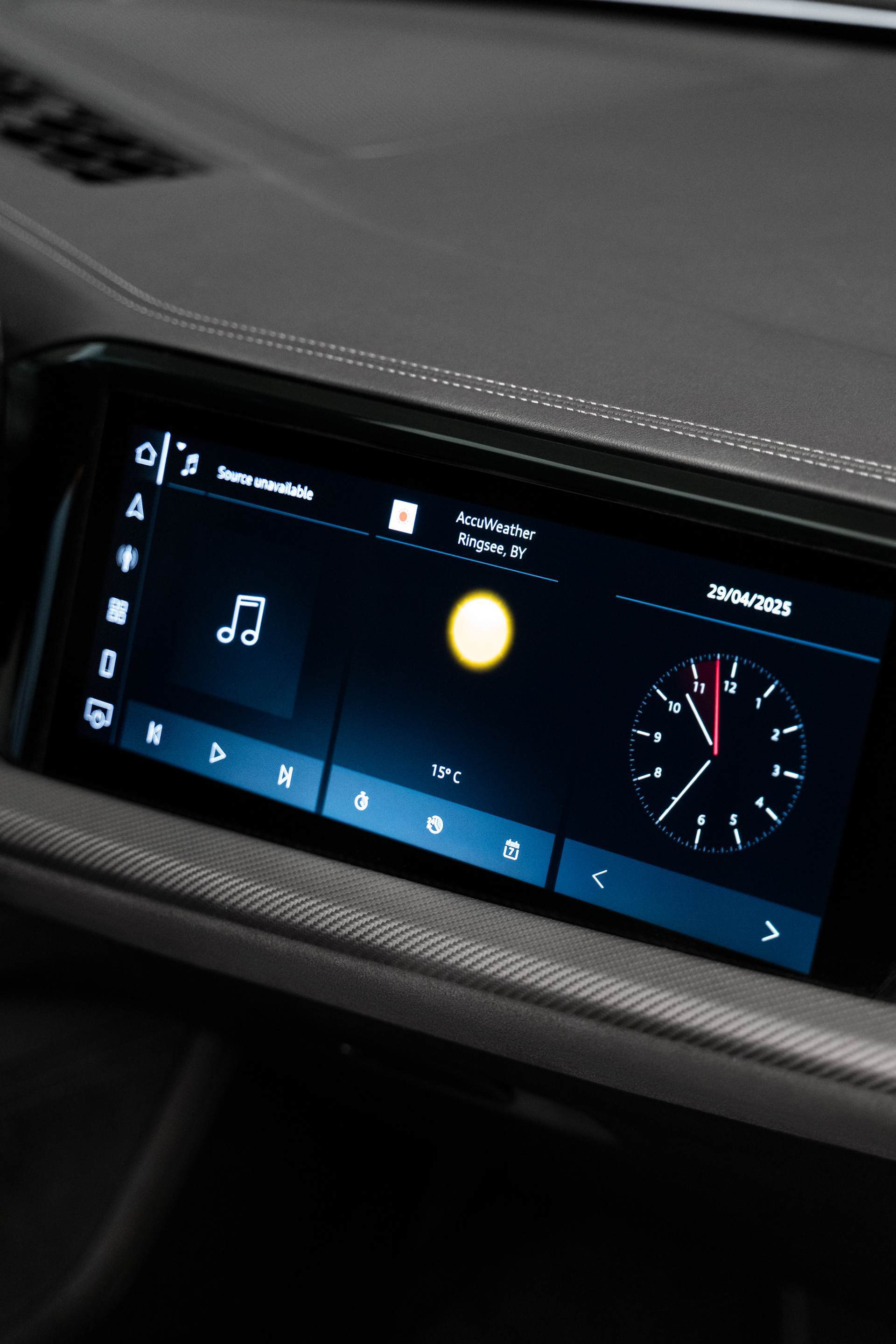 Zaslon prikazuje glasbo, vreme in uro.