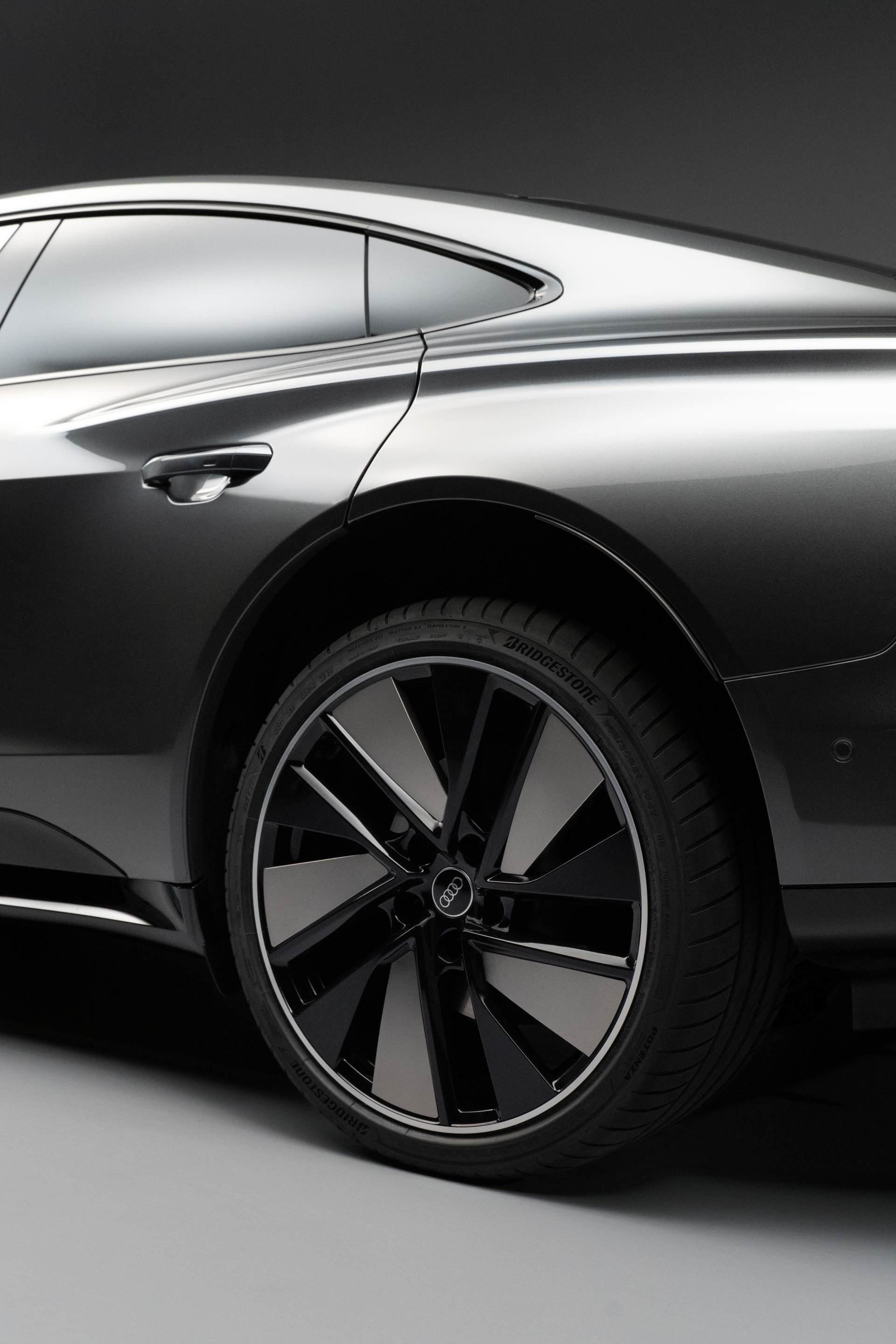 Audi e-tron GT v položaju za udobno vstopanje, dvignjen za 77 mm.