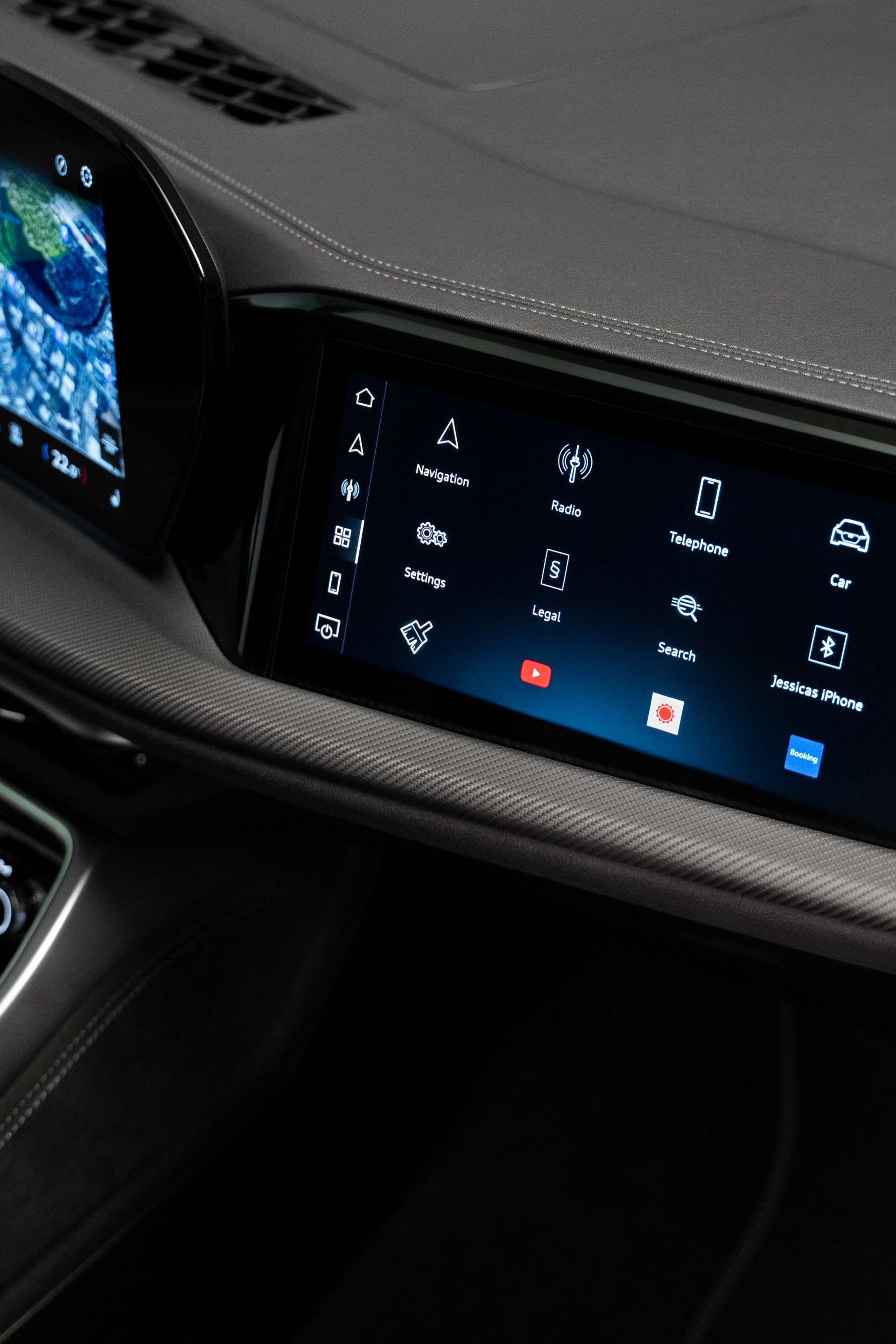 Pogled na navigacijski meni na sovoznikovem zaslonu.