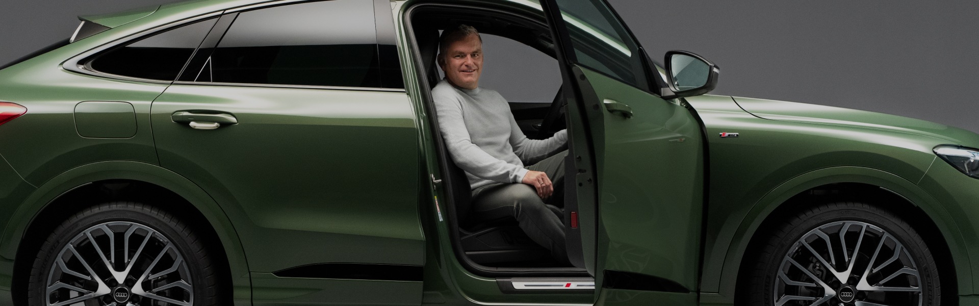 Razvijalec zaslonov Roland Sager na sovoznikovem sedežu modela Audi Q5 Sportback.