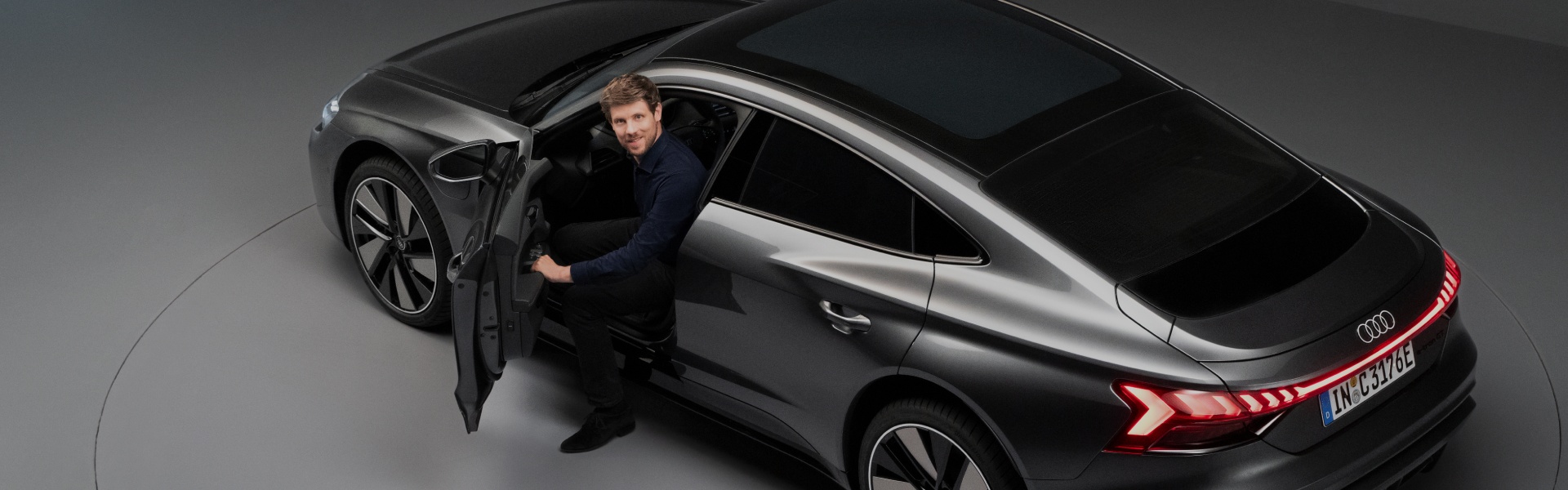 Dr. Jaan Mattes Reiling izstopi iz Audi e-tron GT.