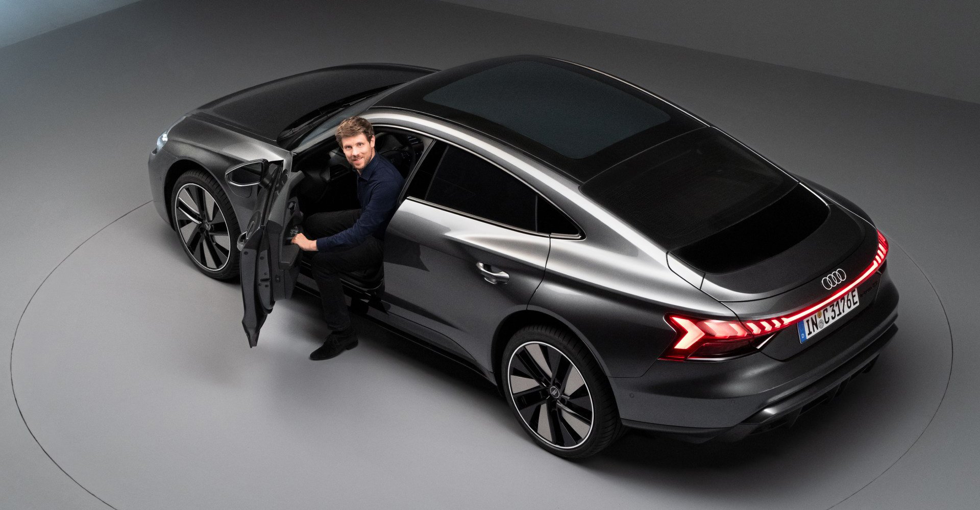 Dr. Jaan Mattes Reiling izstopi iz Audi e-tron GT.