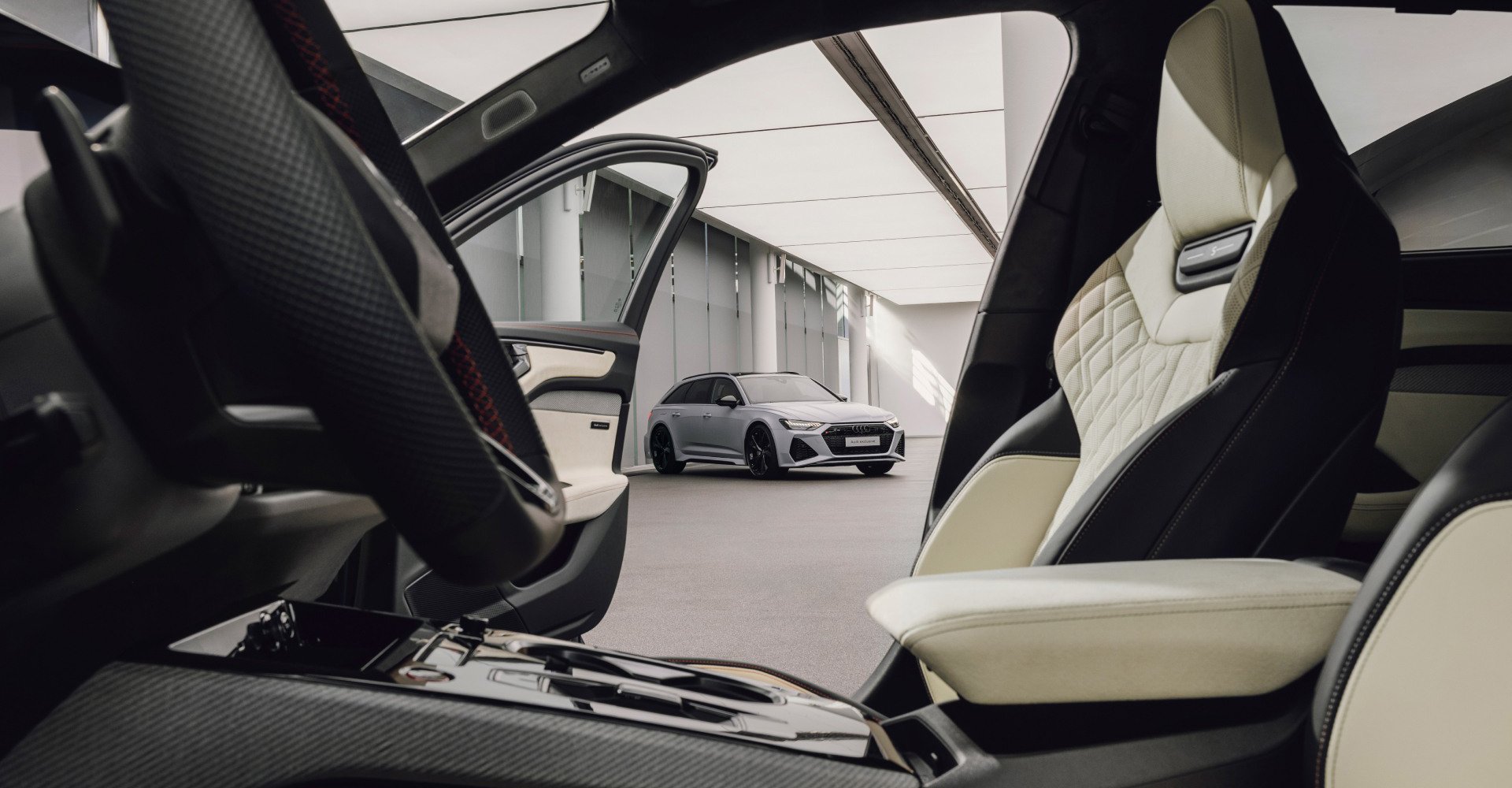 Pogled skozi notranjost modela Audi A6 Avant na model Audi RS6 Avant.