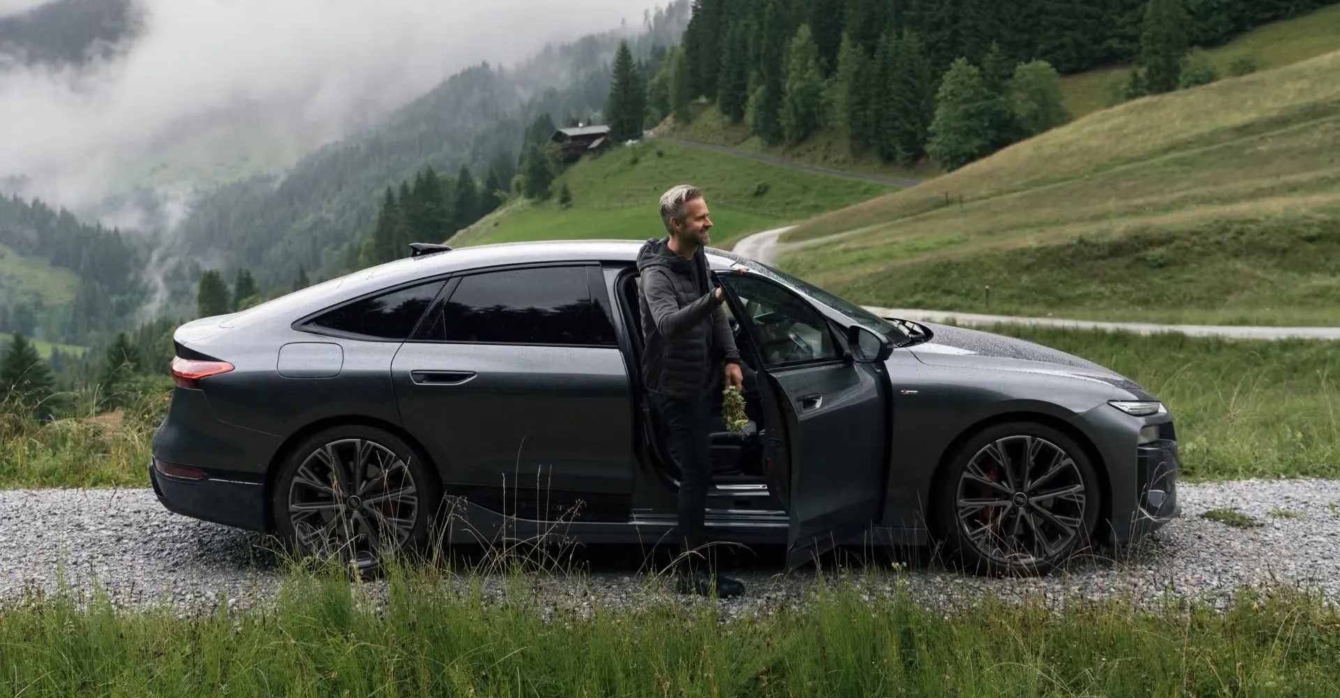 Vitus Winkler stoji ob modelu Audi A6 Sportback e-tron