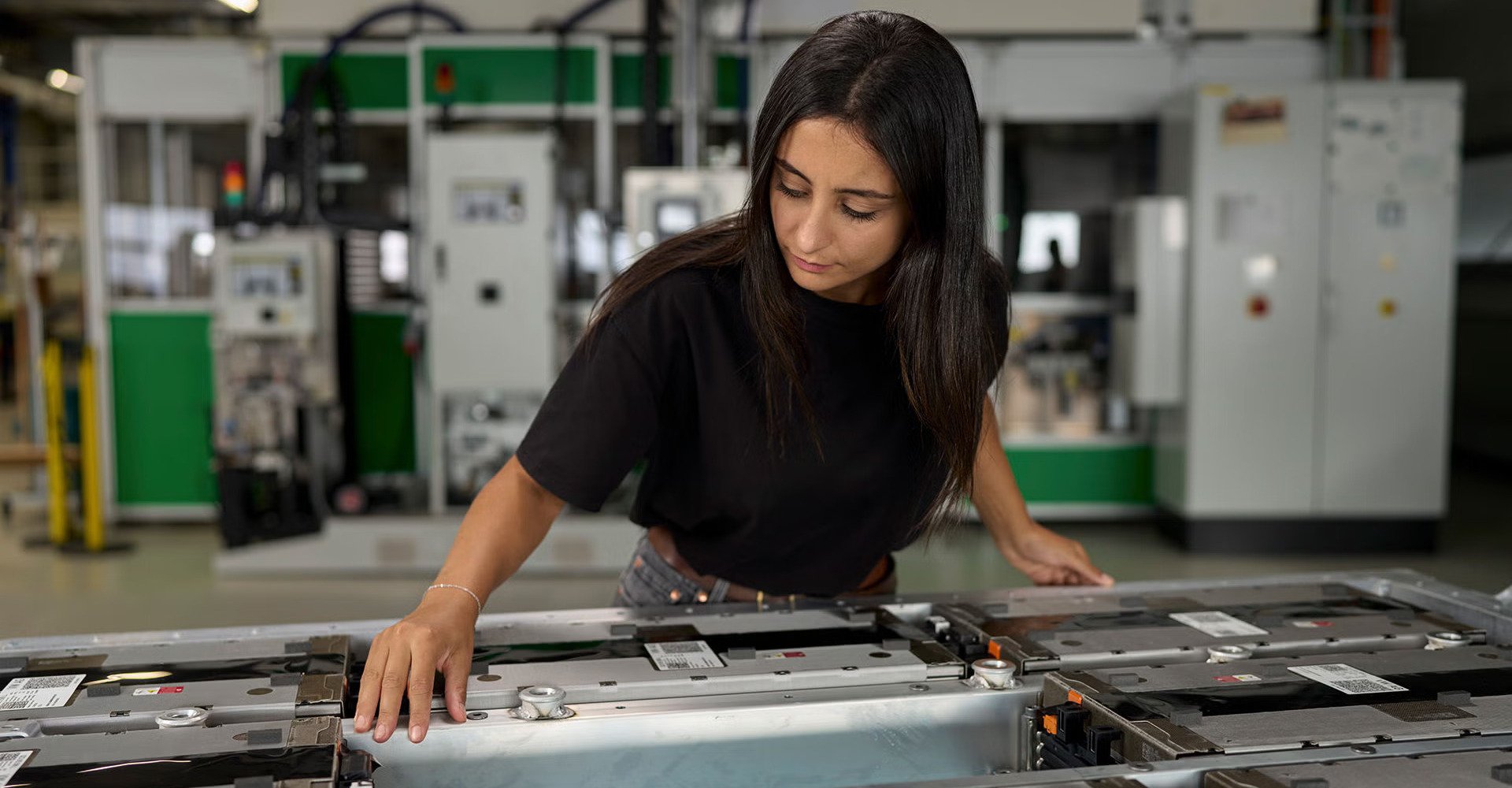 Aylin Reyhan pri delu z visokonapetostno baterijo.