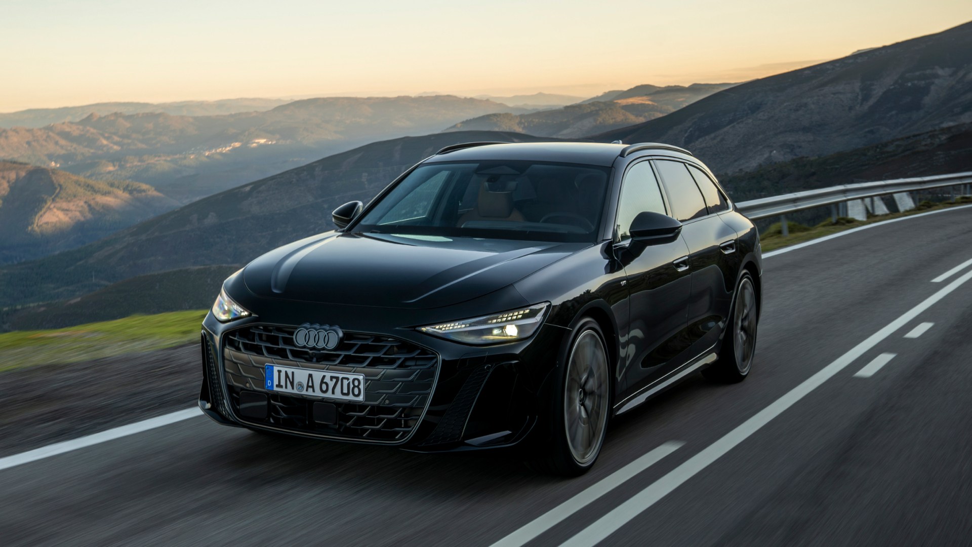 Audi A6 Avant med vožnjo po hriboviti pokrajini.