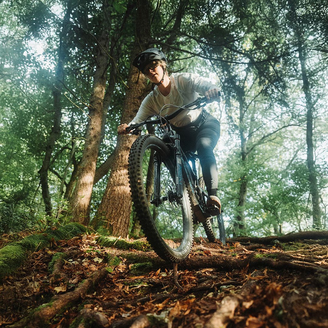 Lissi Lanz na gorskokolesarski vožnji po gozdu.