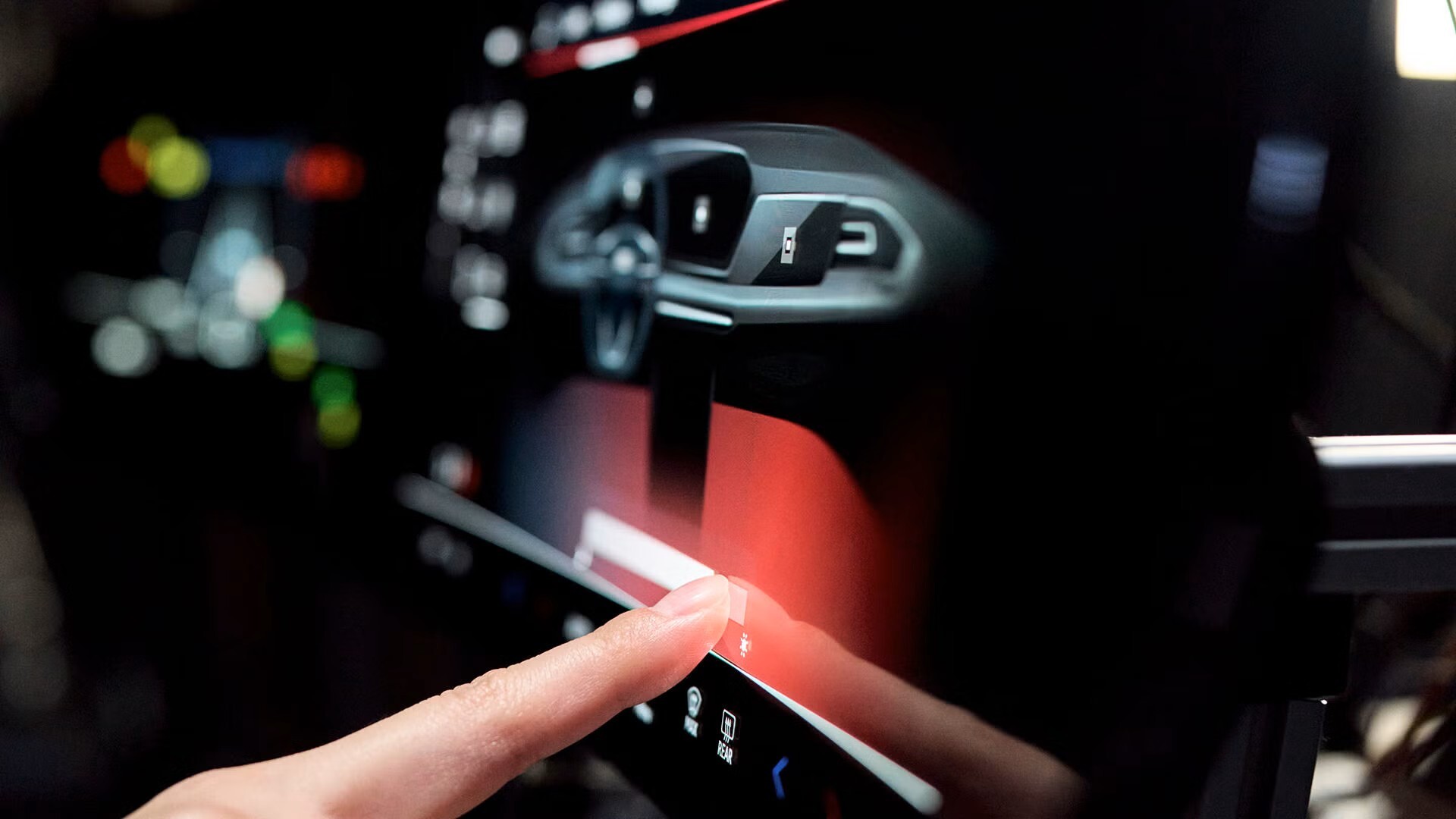 Roka z enim prstom upravlja zaslon.