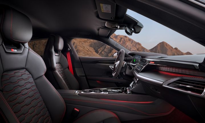Pogled v notranjost vozila Audi RS e-tron GT. 