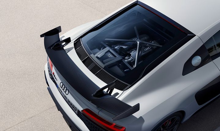 Pogled od zgoraj na zadnji del vozila Audi R8 GT. 