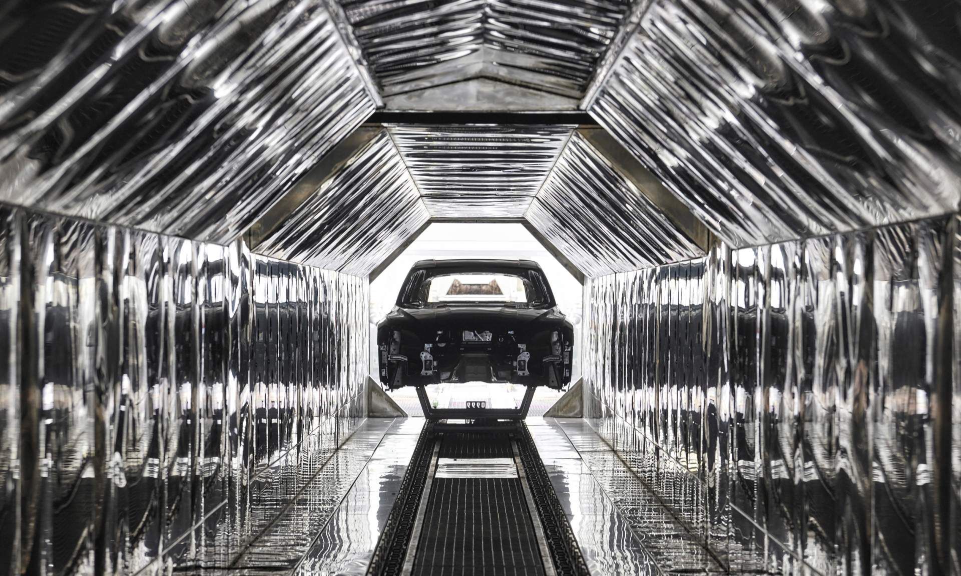 Karoserija vozila Audi Q8 e-tron v tako imenovanem sušilniku.  
