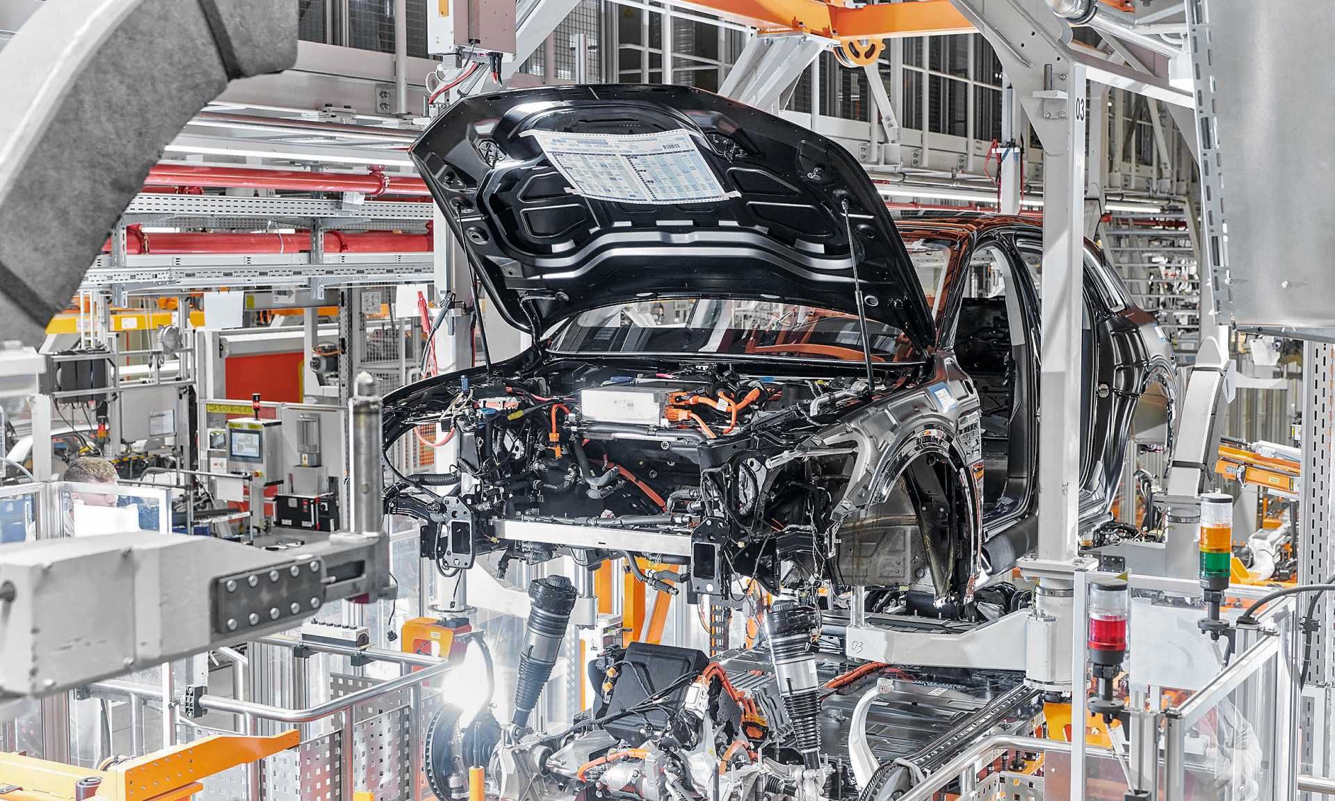Audi Q8 e-tron pri združitvi podvozja, pogonskega sklopa in karoserije. 