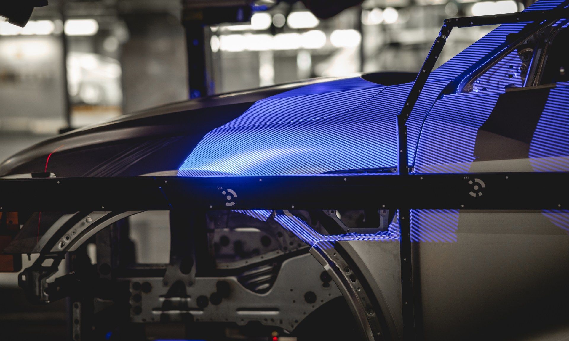 Laser skenira karoserijo vozila Audi Q8 e-tron. 