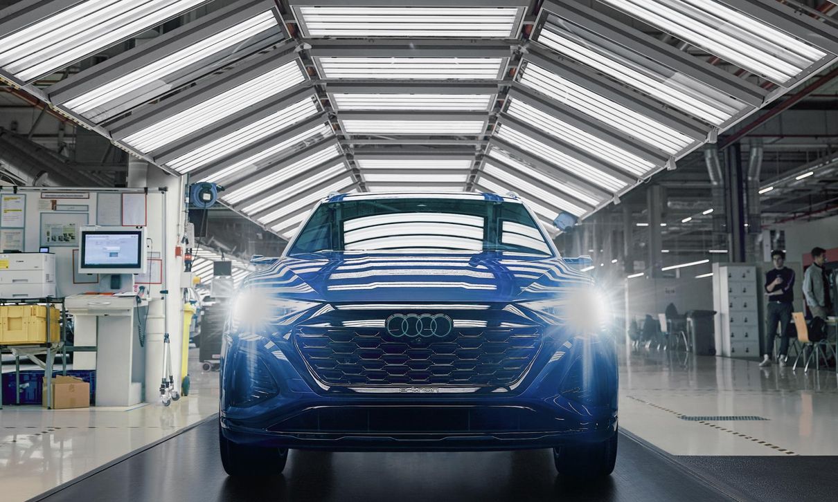 Preverjanje kakovosti dokončanega vozila Audi Q8 e-tron. 