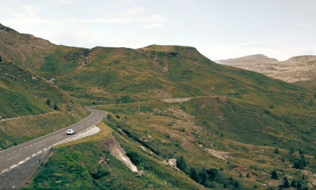 Audi RS e-tron GT ice race edition vozi po gorski pokrajini.