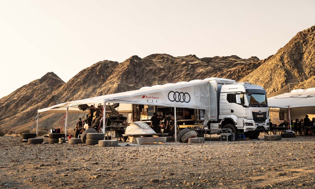 Pnevmatike in vozila v Audijevem taboru na testiranju v Savdski Arabiji.