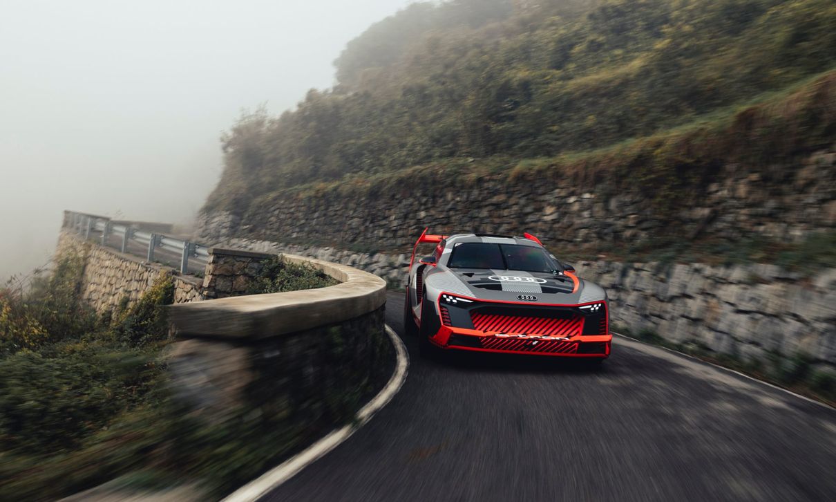 Audi S1 Hoonitron vozi po zgodovinski progi tekmovanja Rallye Sanremo. 
