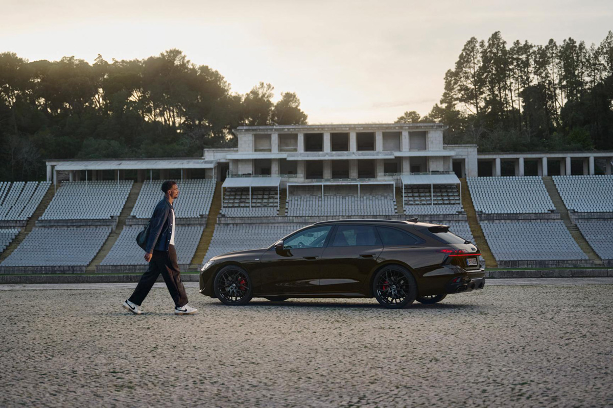 Leo Neugebauer teče proti modelu Audi A6 Avant, parkiranemu na stadionu.