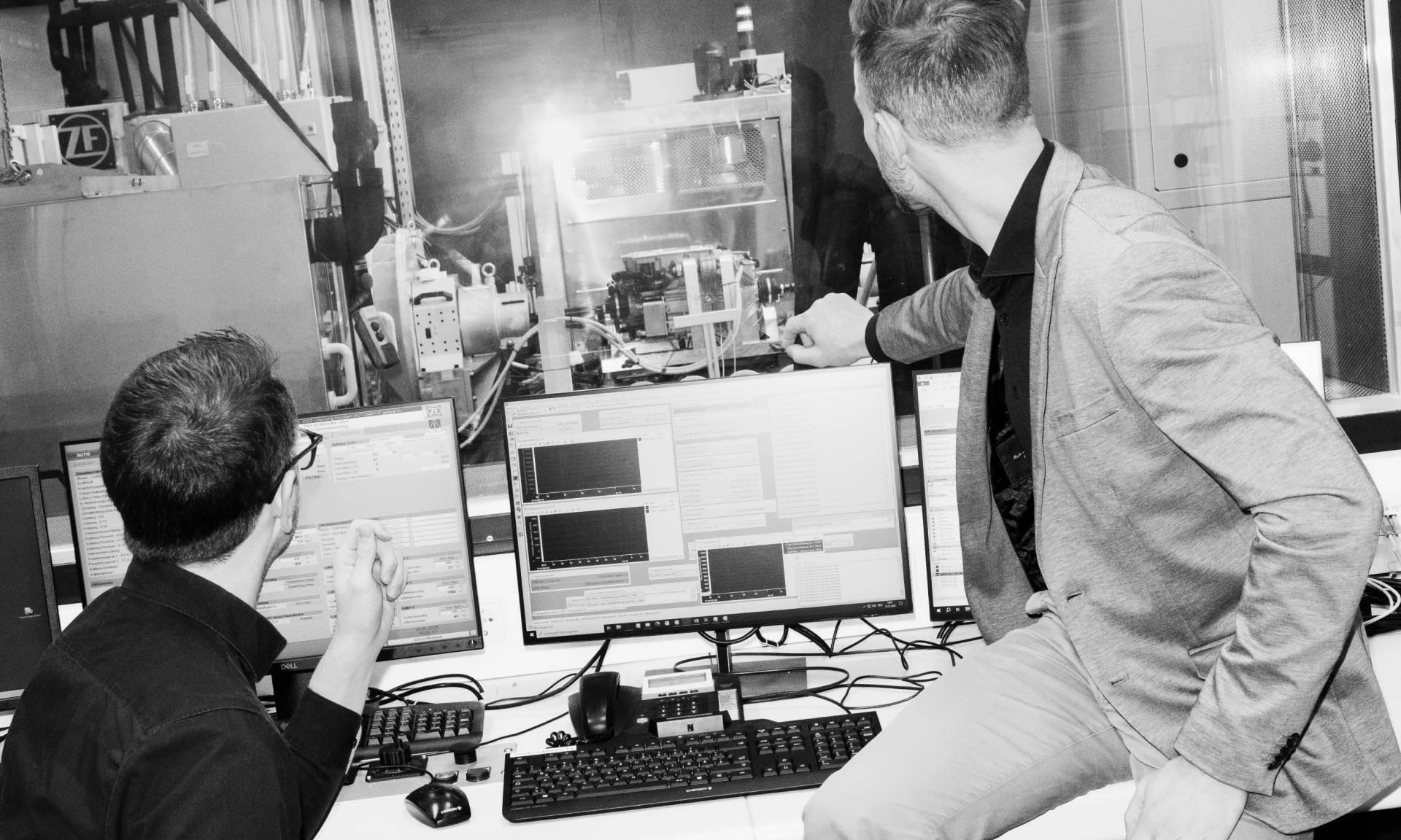 Bastian Heidler in Korbinian Weber spremljata delovanje električnega pogona na testni napravi za pogonske sklope.