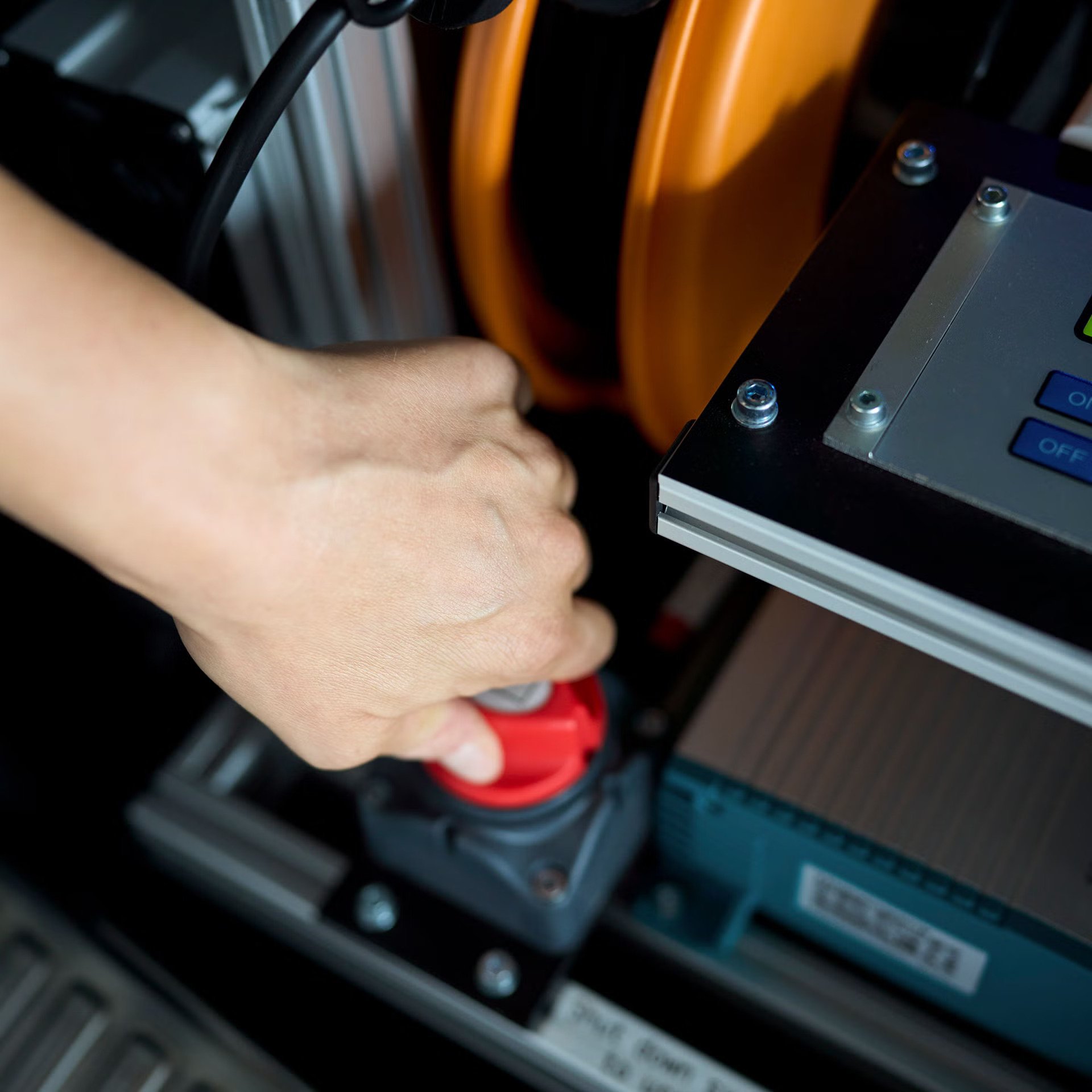 Roka vrti rdeč gumb.