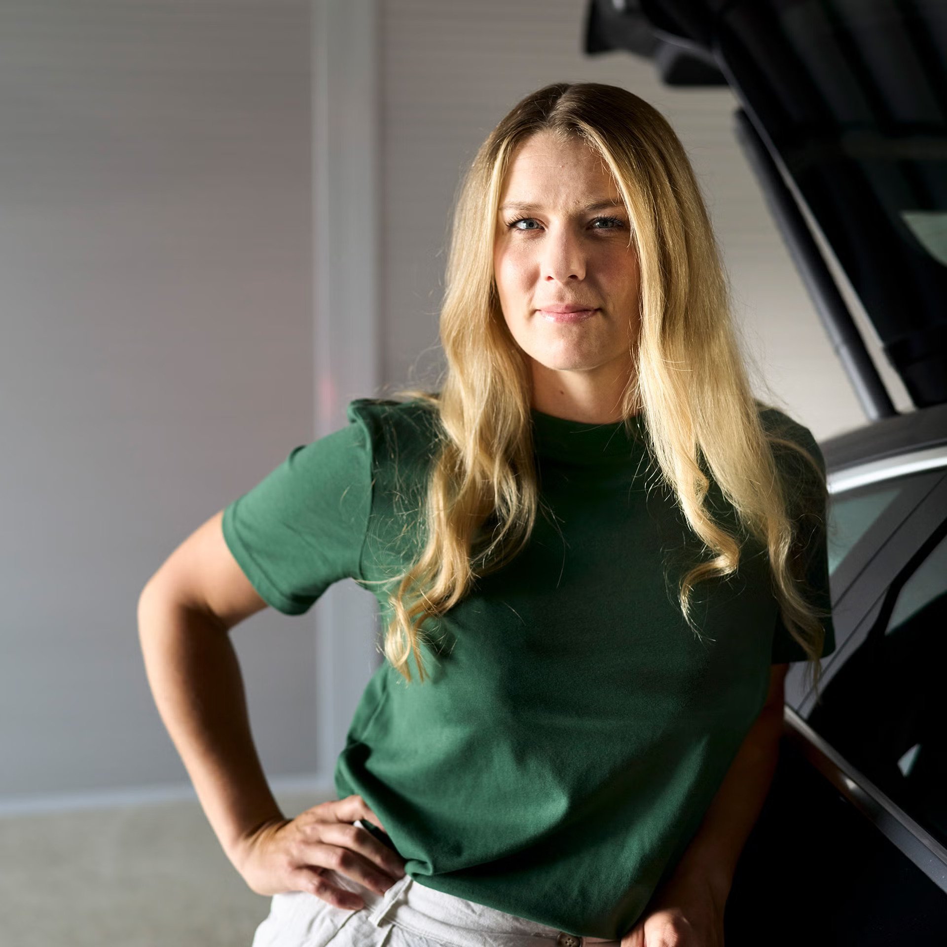 Lissi Lanz z levo roko na boku gleda v objektiv.