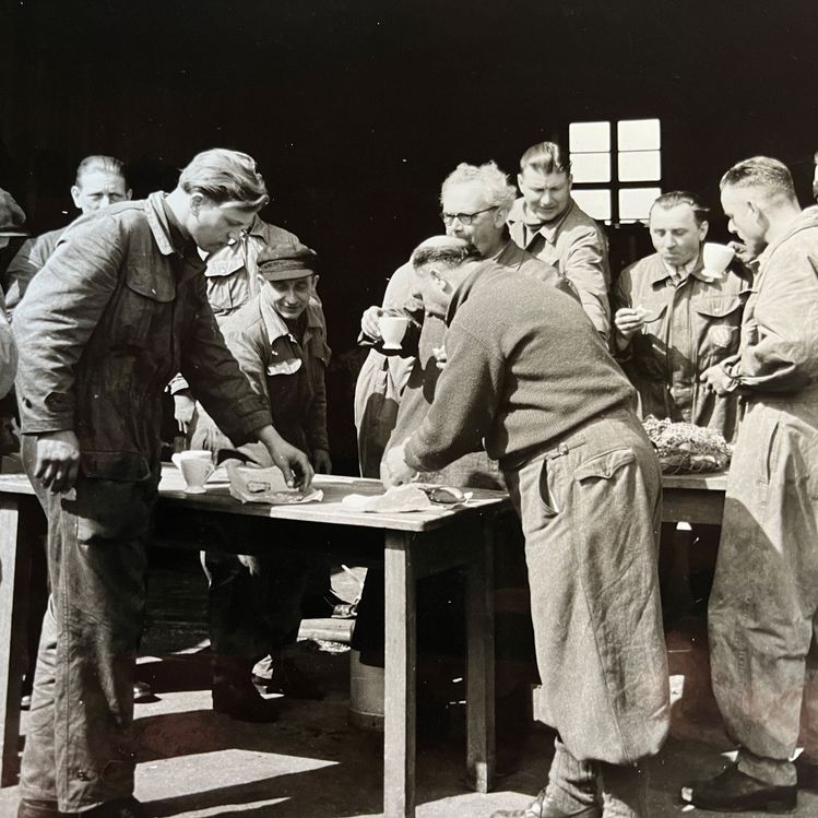 Dober tek! Delavci so lakoto že takrat potešili s kruhom in kavo. Richard Emerich je na sredini (z belimi lasmi in očali).