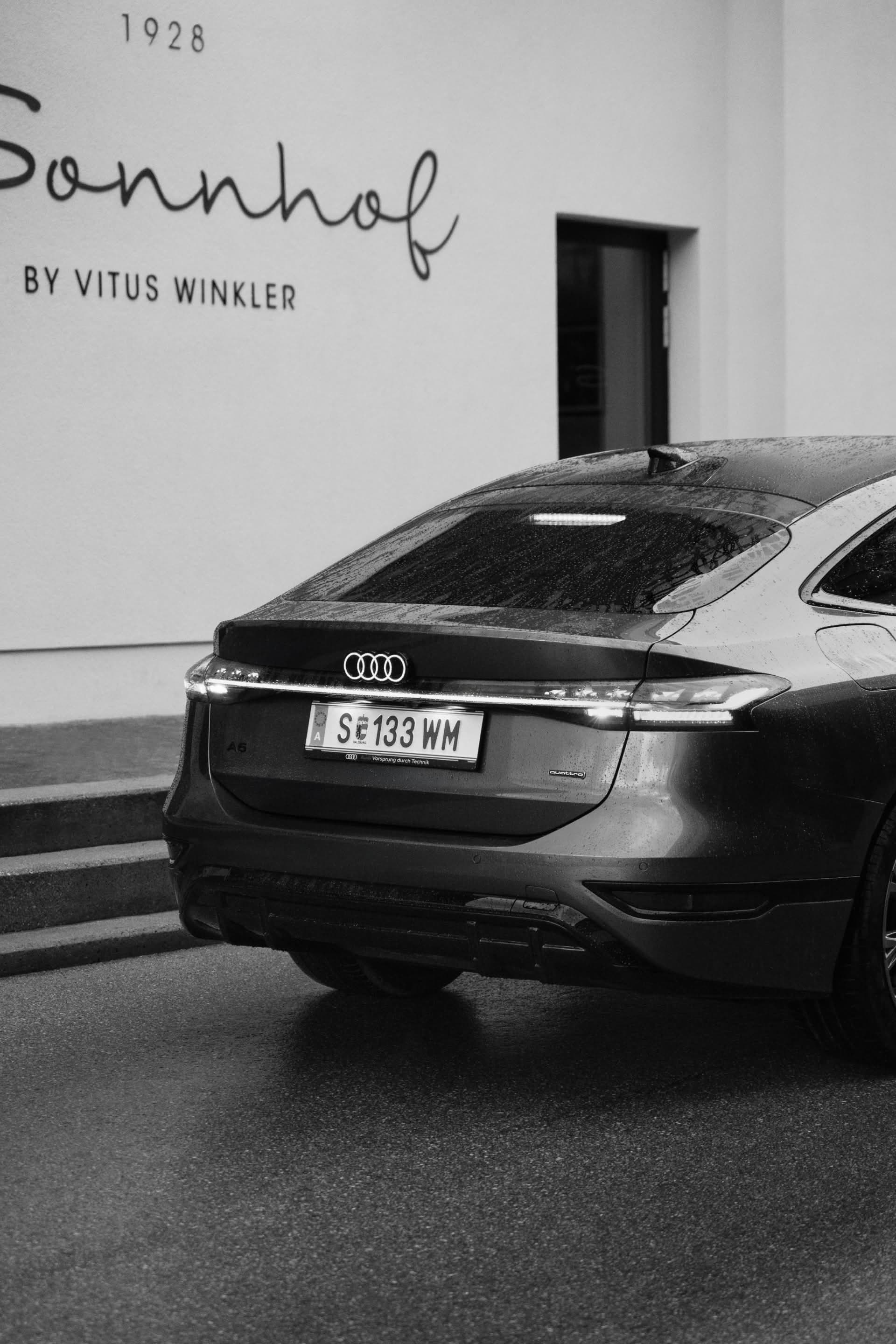 Audi A6 Sportback e-tron pred vhodom v hotel Sonnhof.