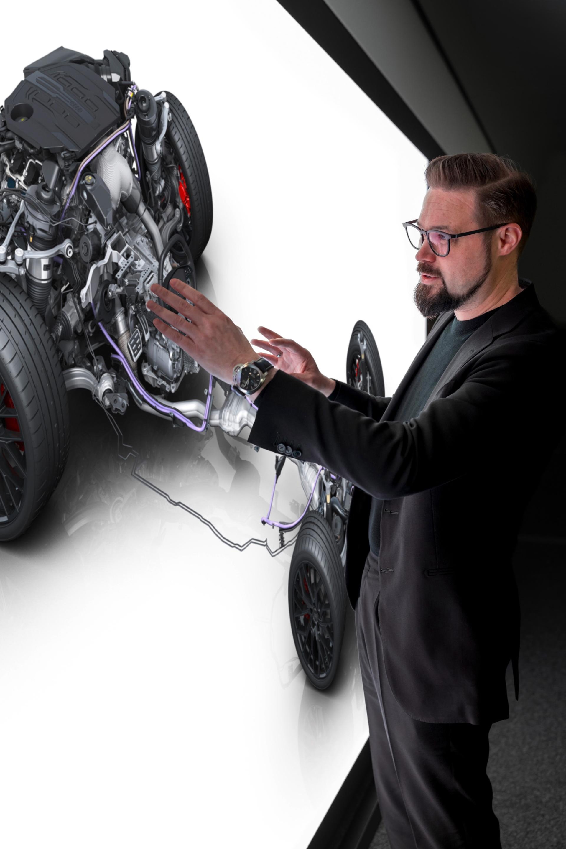 Projekcijska shema prikazuje pogonski sklop Audija A6, pred njo stoji Matthias Honzen stoji pred projicirano shemo pogonskega sklopa modela Audi A6.