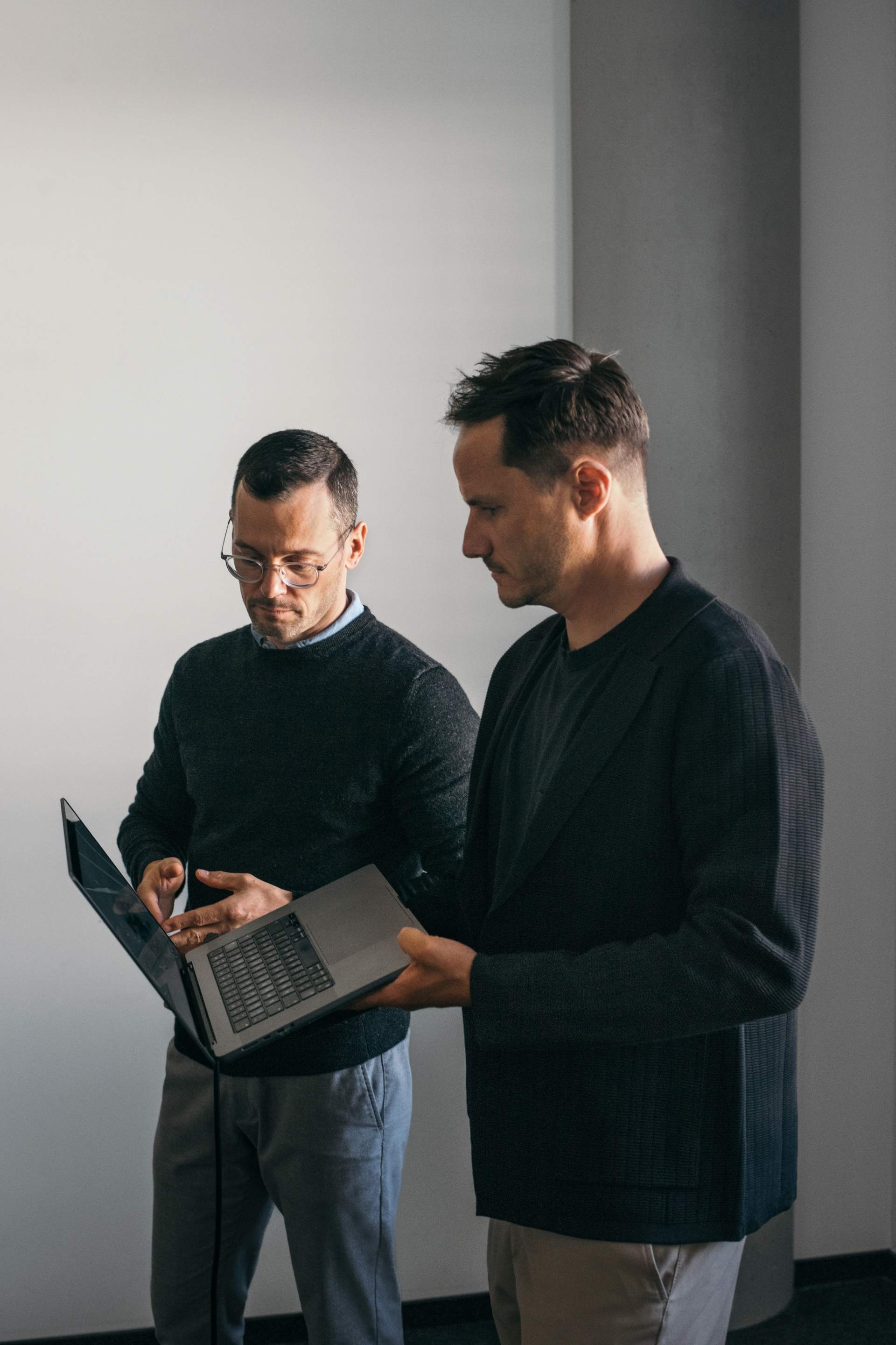 Tobias Lazarus in Peter Knauer med pogovoro m, Lazarus v rokah drži prenosnik.