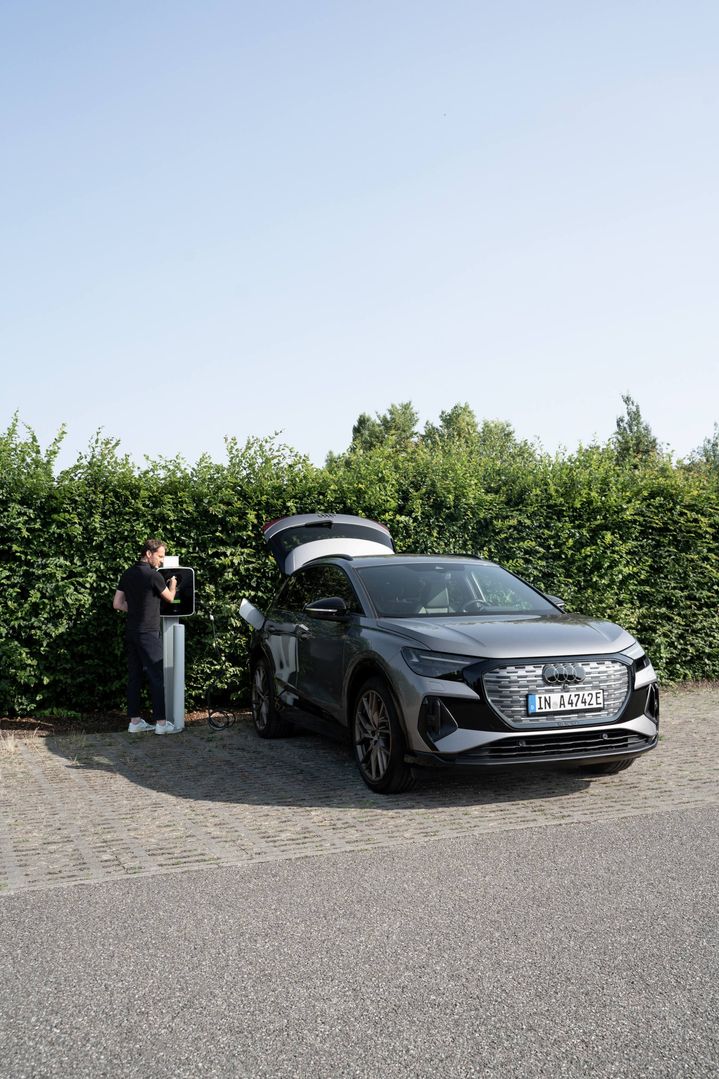 Mateo Kries polni Audi Q4 e-tron. 