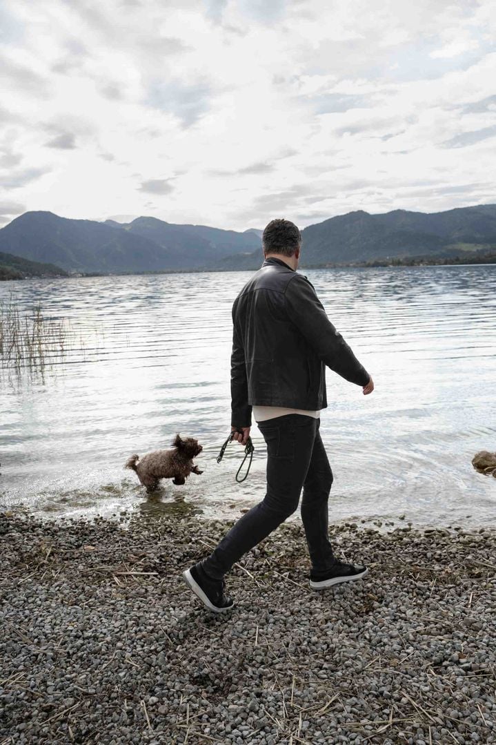 Nils Wollny s svojim psom na sprehodu ob jezeru.