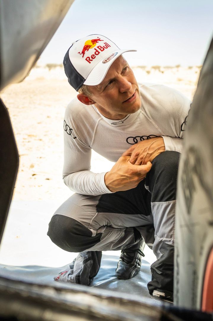 Mattias Ekström si ogleduje dirkalnik Audi RS Q e-tron.