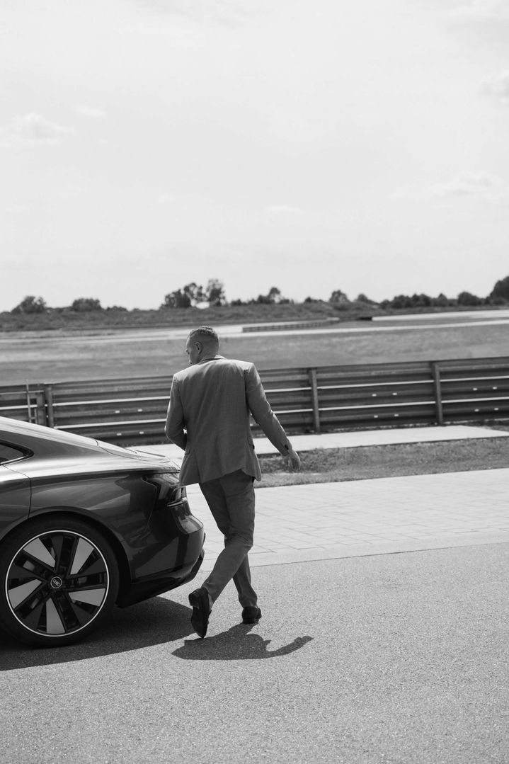 Henrik Wenders ob zadnjem delu vozila Audi e-tron GT.