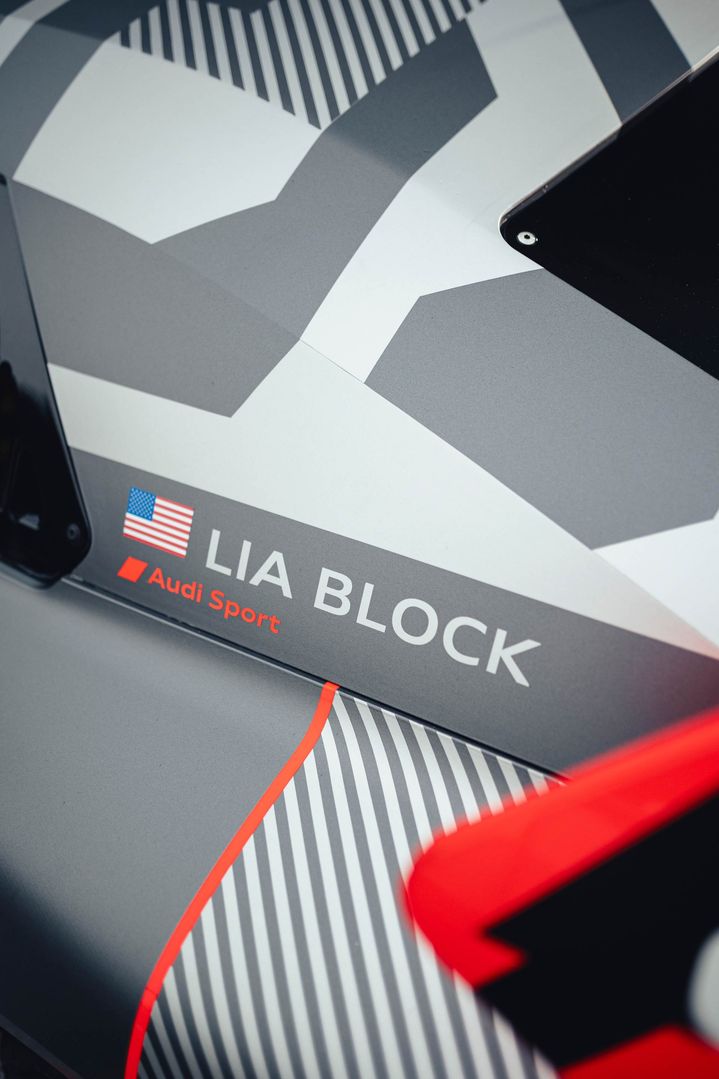 Ime Lia Block je zapisano na stranskem delu vozila Audi S1 Hoonitron. 