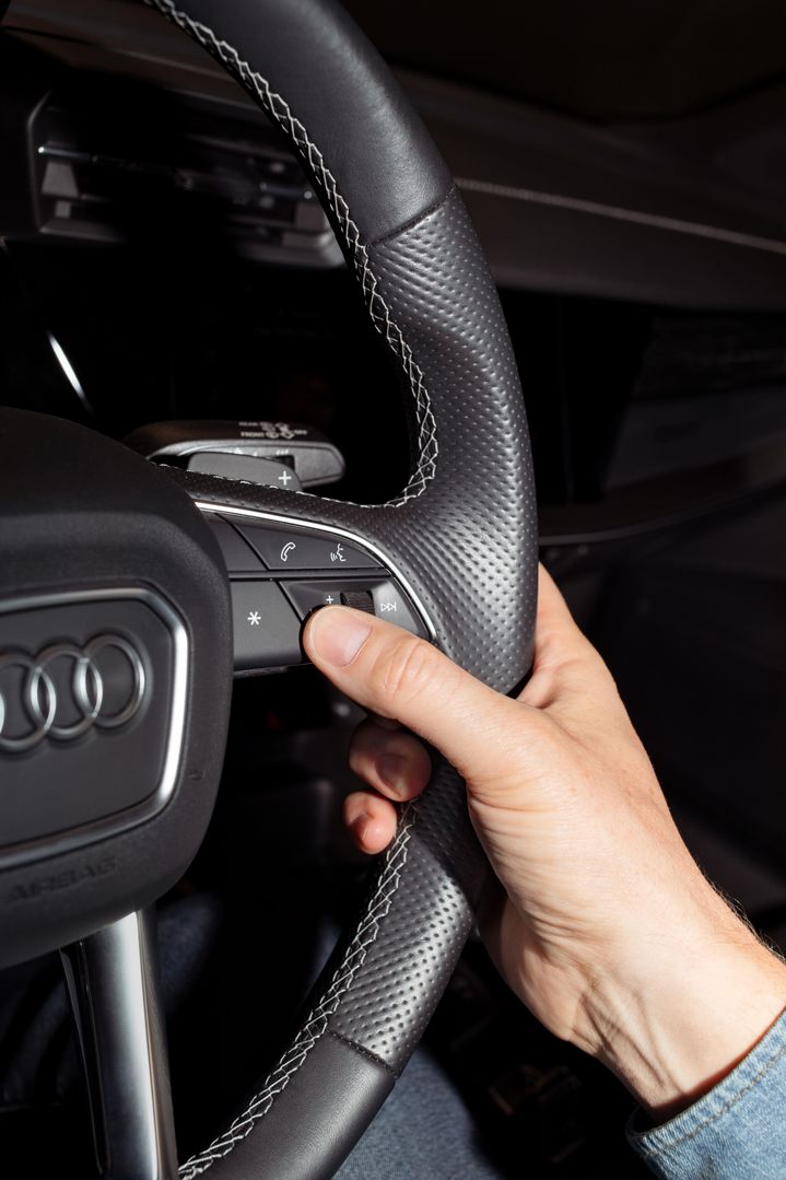 Roka na volanu vozila Audi.