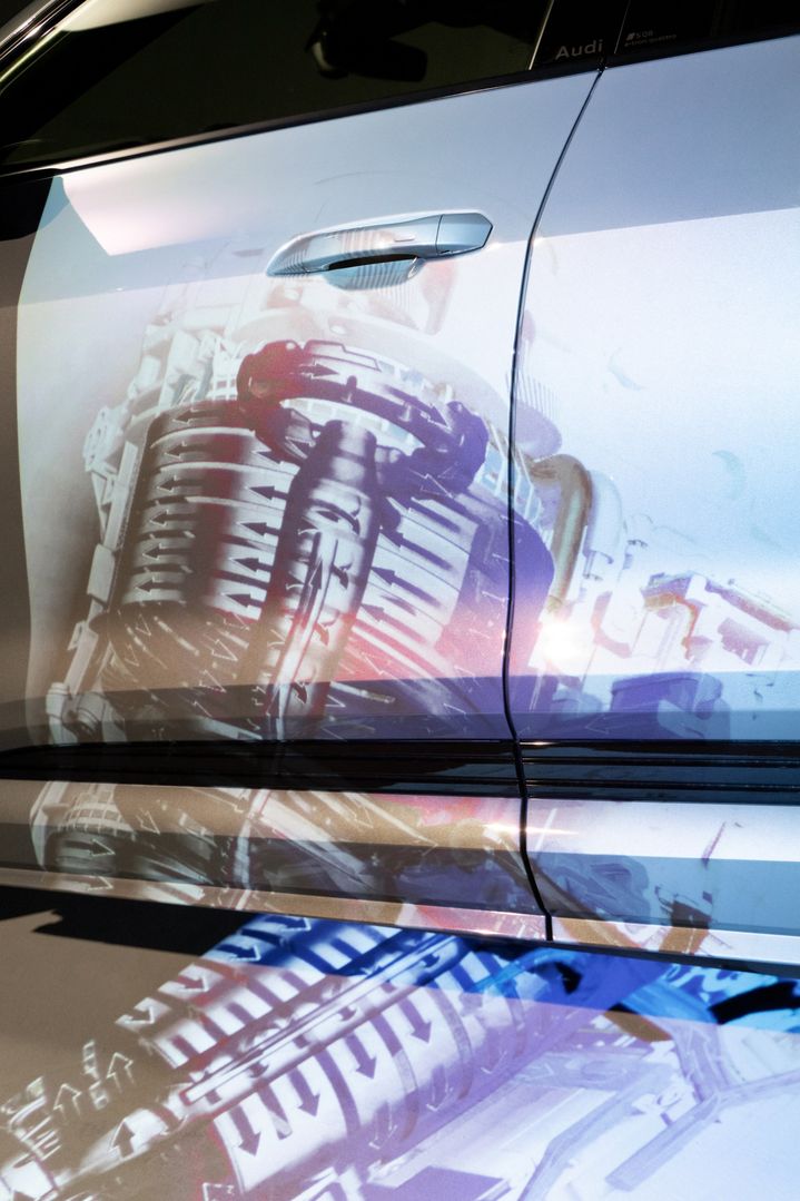 Animacija e-pogona, projicirana na vozilo Audi SQ8 e-tron.