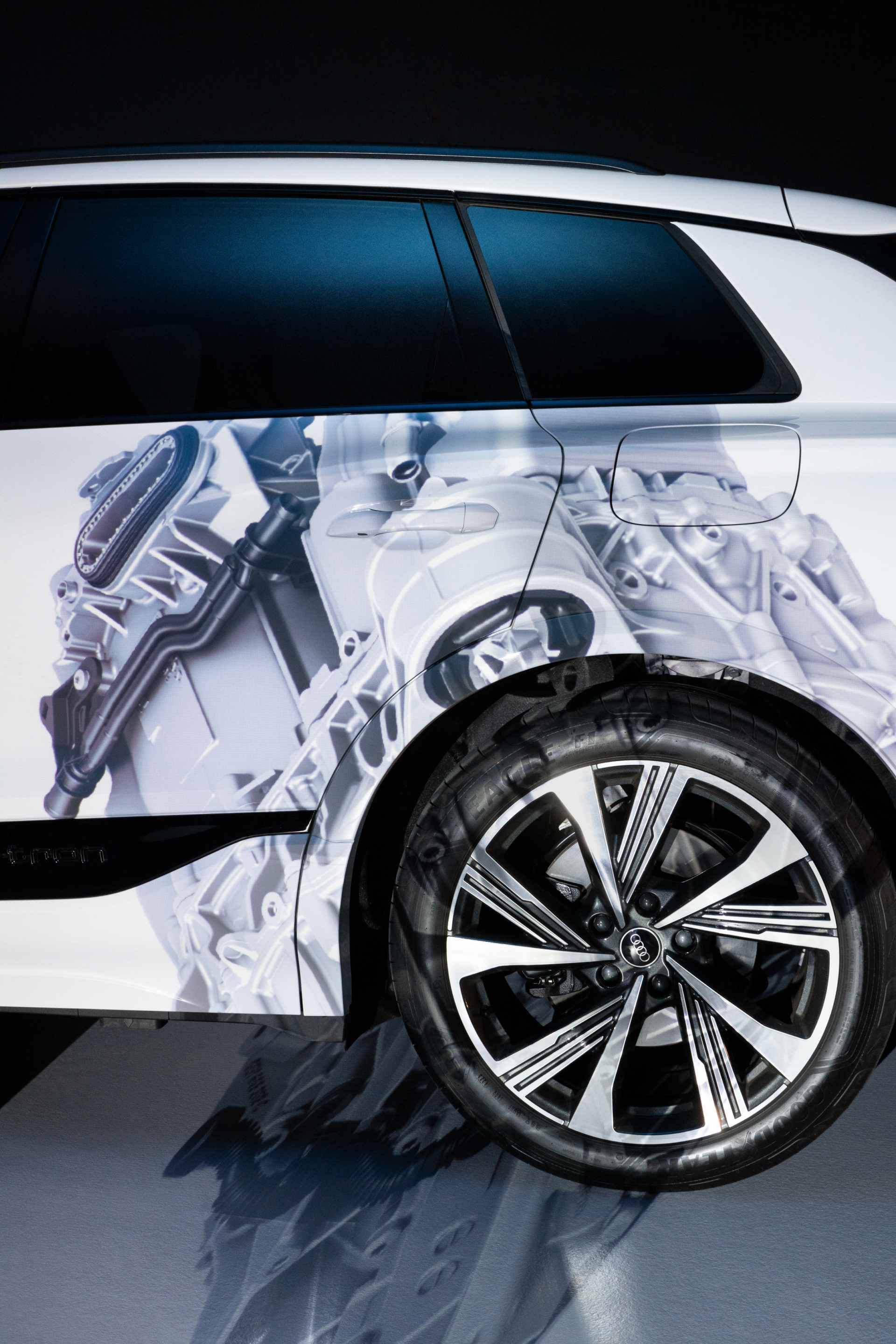 Projekcija na zadnjih vratih modela Audi SQ6 e-tron.