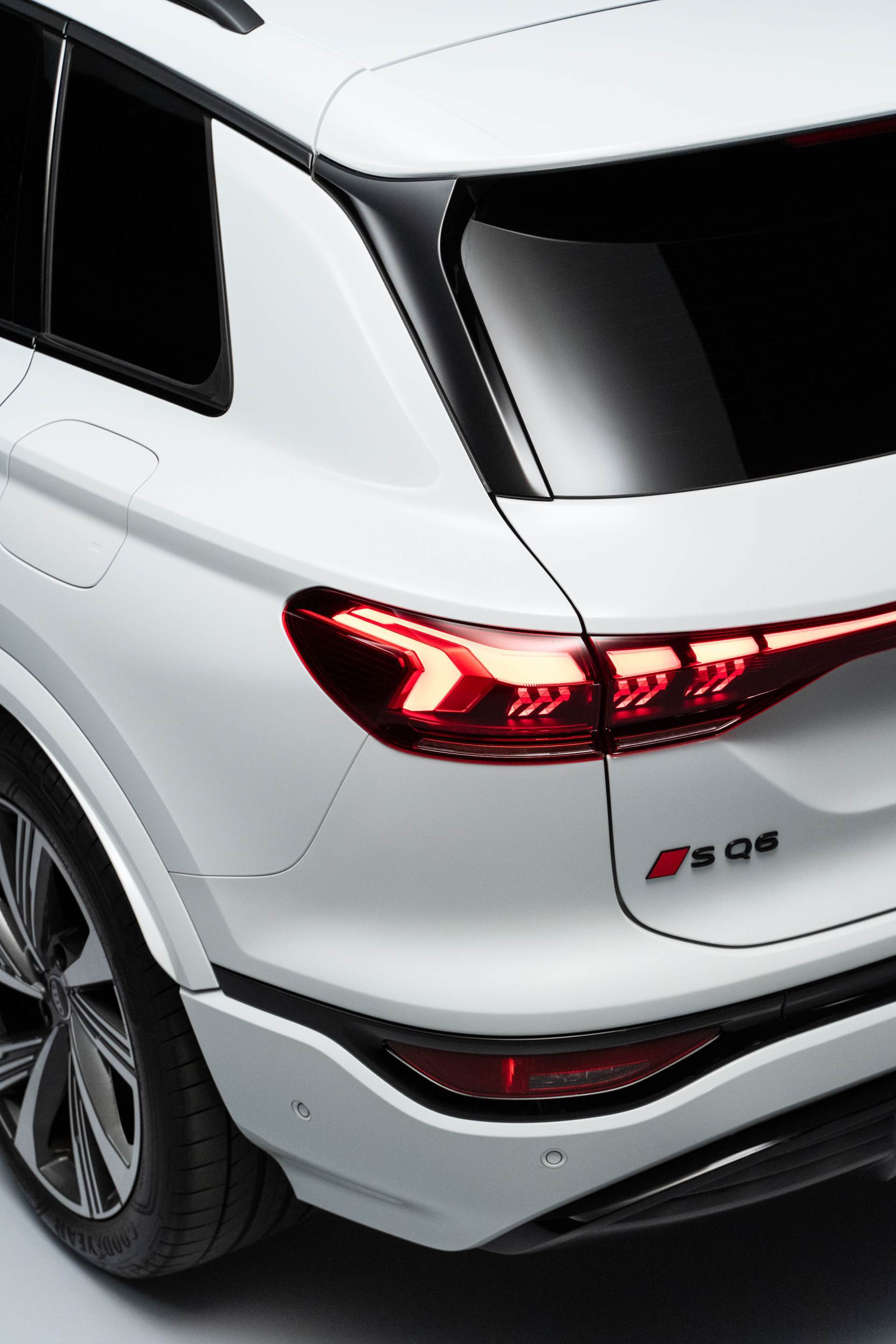 Zadnje luči modela Audi SQ6 e-tron od blizu.
