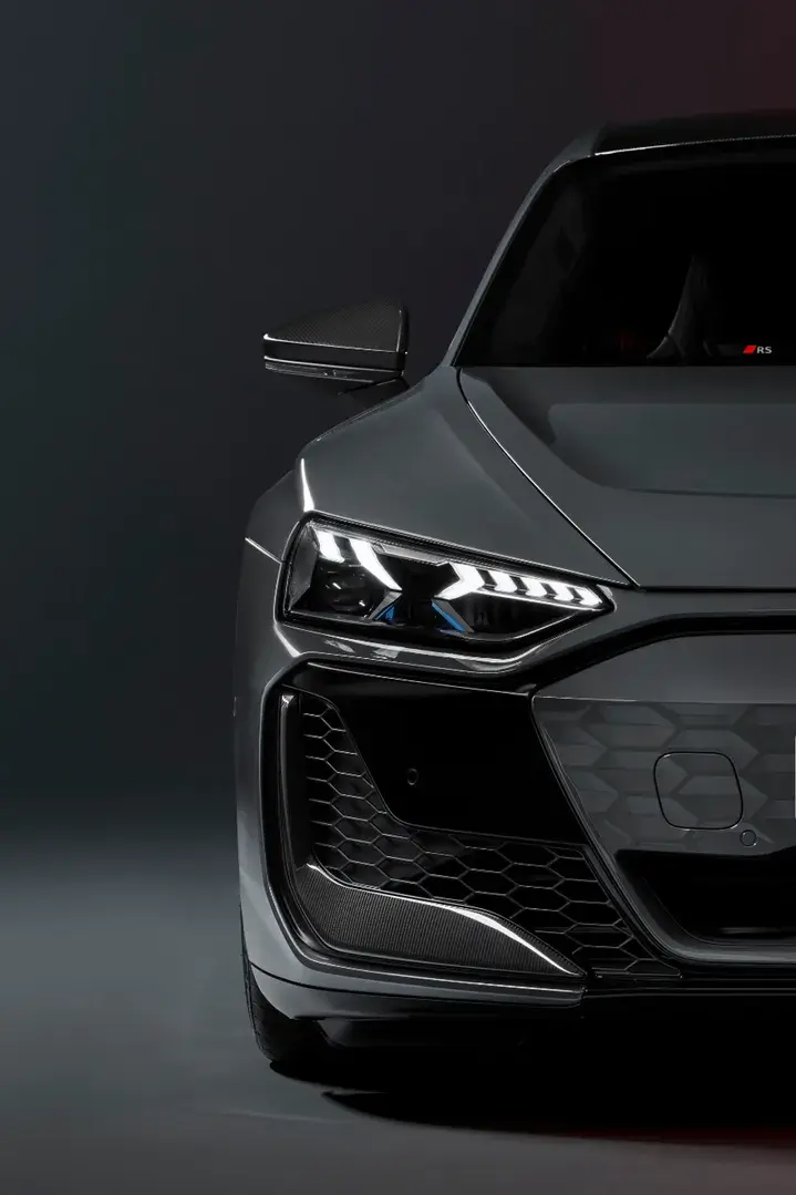 Detajl sprednjega spojlerja modela Audi RS e-tron GT.